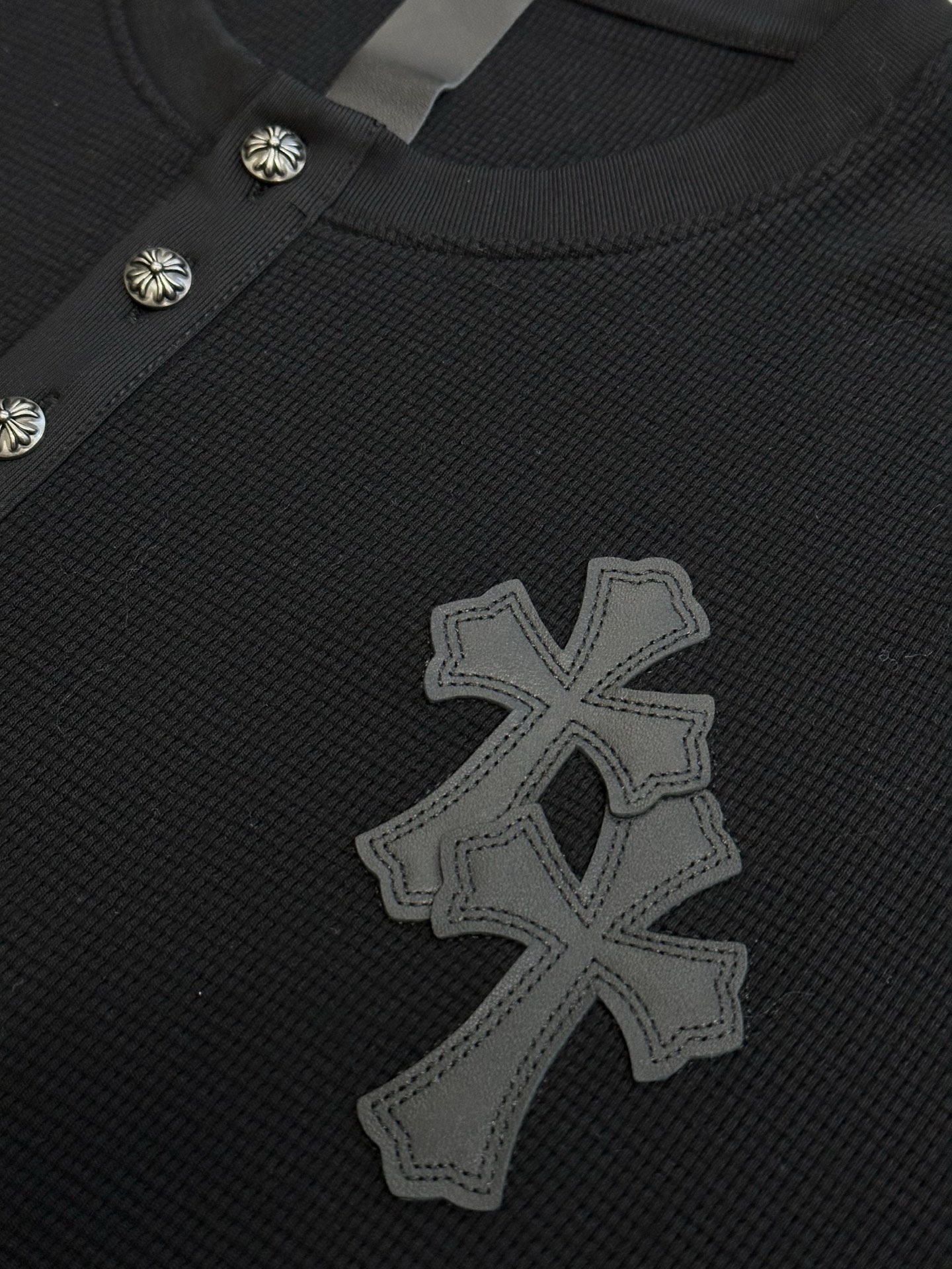 Chrome Hearts Chrome Hearts Cross Silver Button Long Sleeve Customized pure cotton waffle fabric, decorated with a Croix heart cross leather on the chest, the tough edges of the leather pierce the softness of the gray. The hand-stitched logo buckle is like a miniature work of art, and the logo plate on the back sways slightly with the swing of the body, adding a sense of movement and vitality. - Image 6