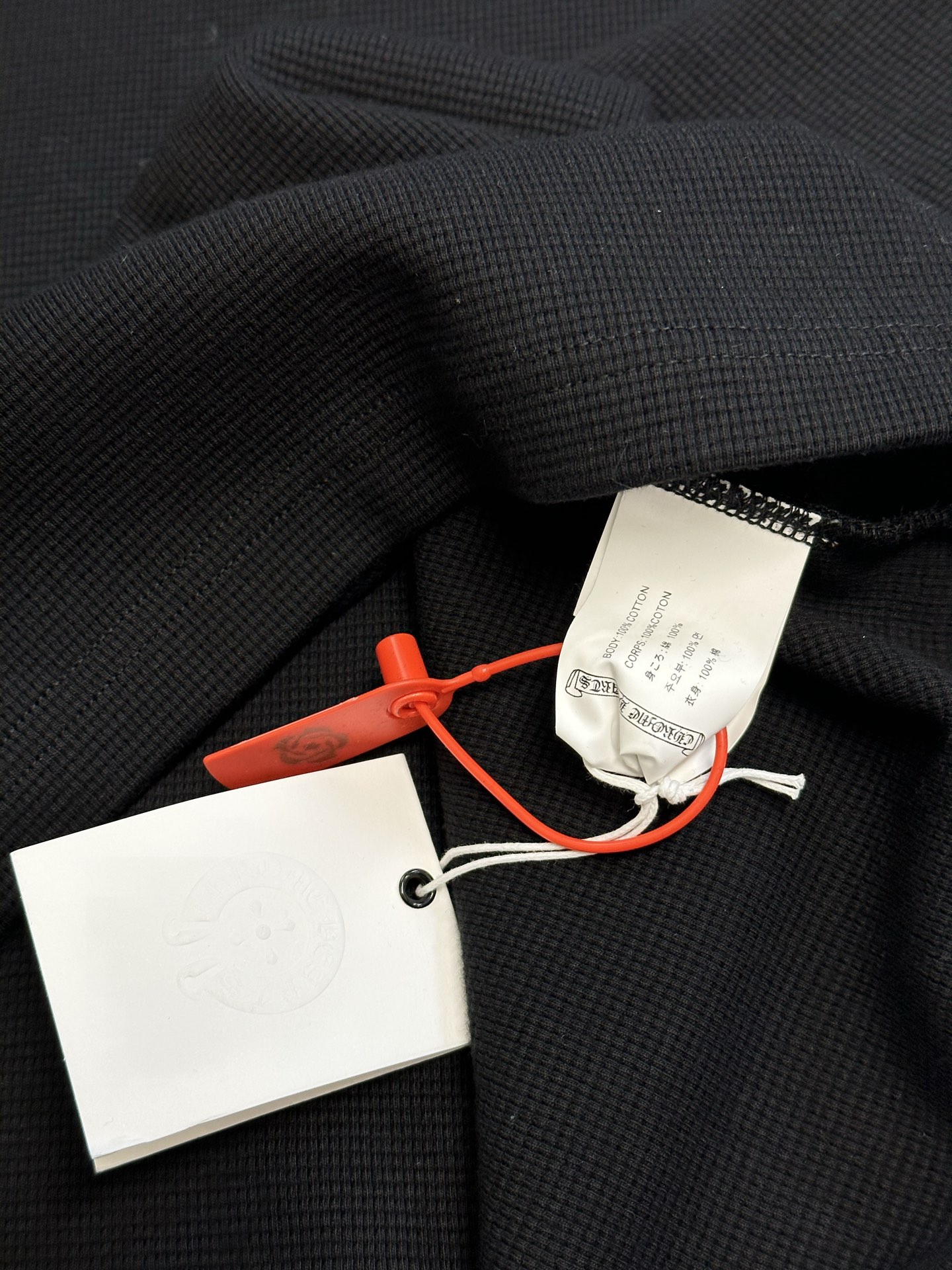 Chrome Hearts Chrome Hearts Cross Silver Button Long Sleeve Customized pure cotton waffle fabric, decorated with a Croix heart cross leather on the chest, the tough edges of the leather pierce the softness of the gray. The hand-stitched logo buckle is like a miniature work of art, and the logo plate on the back sways slightly with the swing of the body, adding a sense of movement and vitality. - Image 8