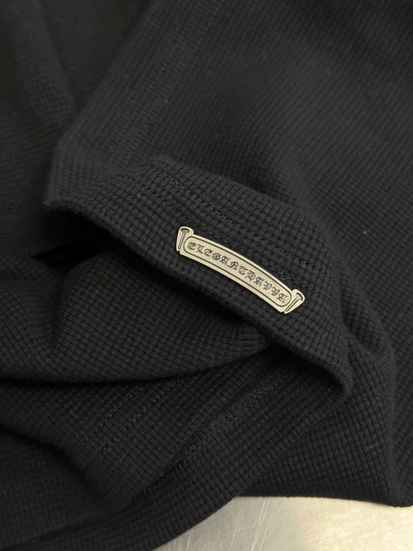 Chrome Hearts Chrome Hearts Cross Silver Button Long Sleeve Customized pure cotton waffle fabric, decorated with a Croix heart cross leather on the chest, the tough edges of the leather pierce the softness of the gray. The hand-stitched logo buckle is like a miniature work of art, and the logo plate on the back sways slightly with the swing of the body, adding a sense of movement and vitality. - Image 9
