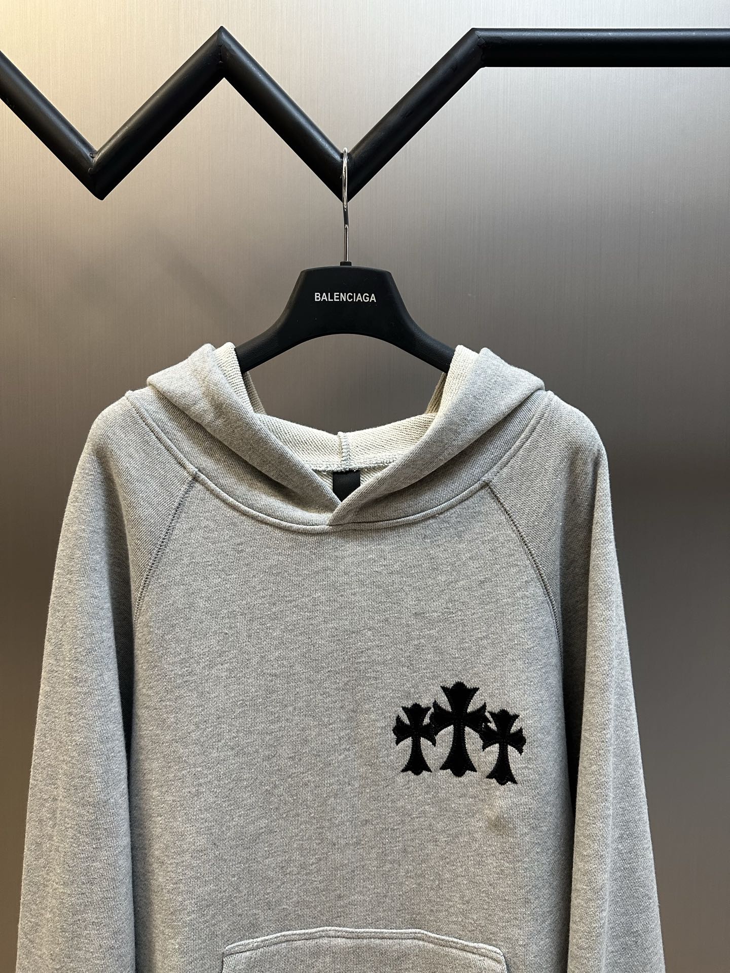 Crow heart logo hooded sweatshirt Customized heavy fortress intertwined air cotton, and Crow heart cross patch embroidery decoration on the chest, becoming the ultimate interpretation of dark Gothic style. CH Gothic font is the finishing touch on the back panel, making the totem become your spiritual punctuation. The logo iron plate sways slightly with the swing of the body, adding a sense of movement and vitality. - Image 2