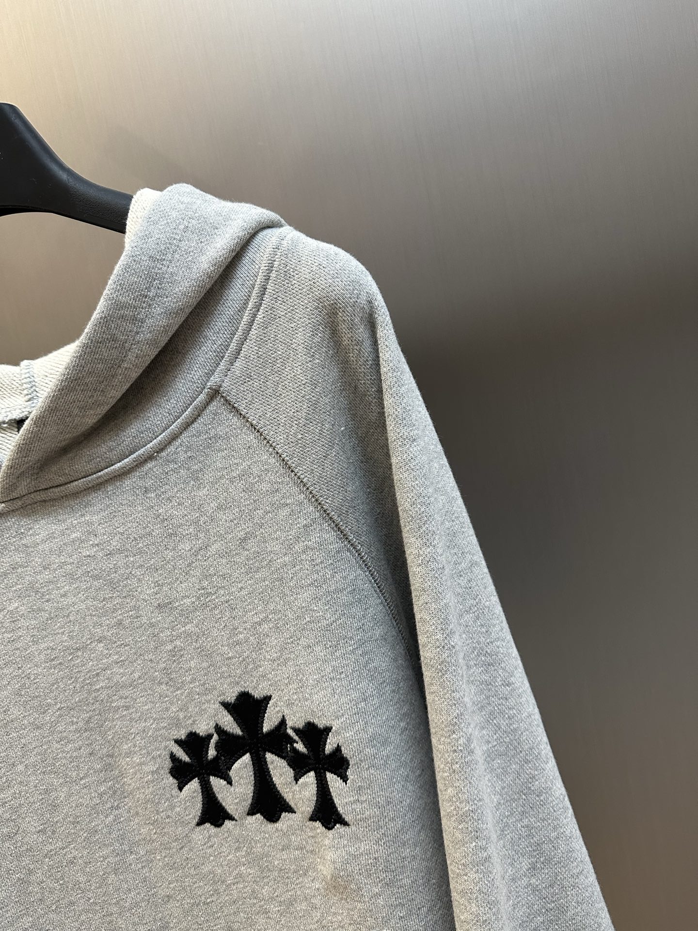 Crow heart logo hooded sweatshirt Customized heavy fortress intertwined air cotton, and Crow heart cross patch embroidery decoration on the chest, becoming the ultimate interpretation of dark Gothic style. CH Gothic font is the finishing touch on the back panel, making the totem become your spiritual punctuation. The logo iron plate sways slightly with the swing of the body, adding a sense of movement and vitality. - Image 3