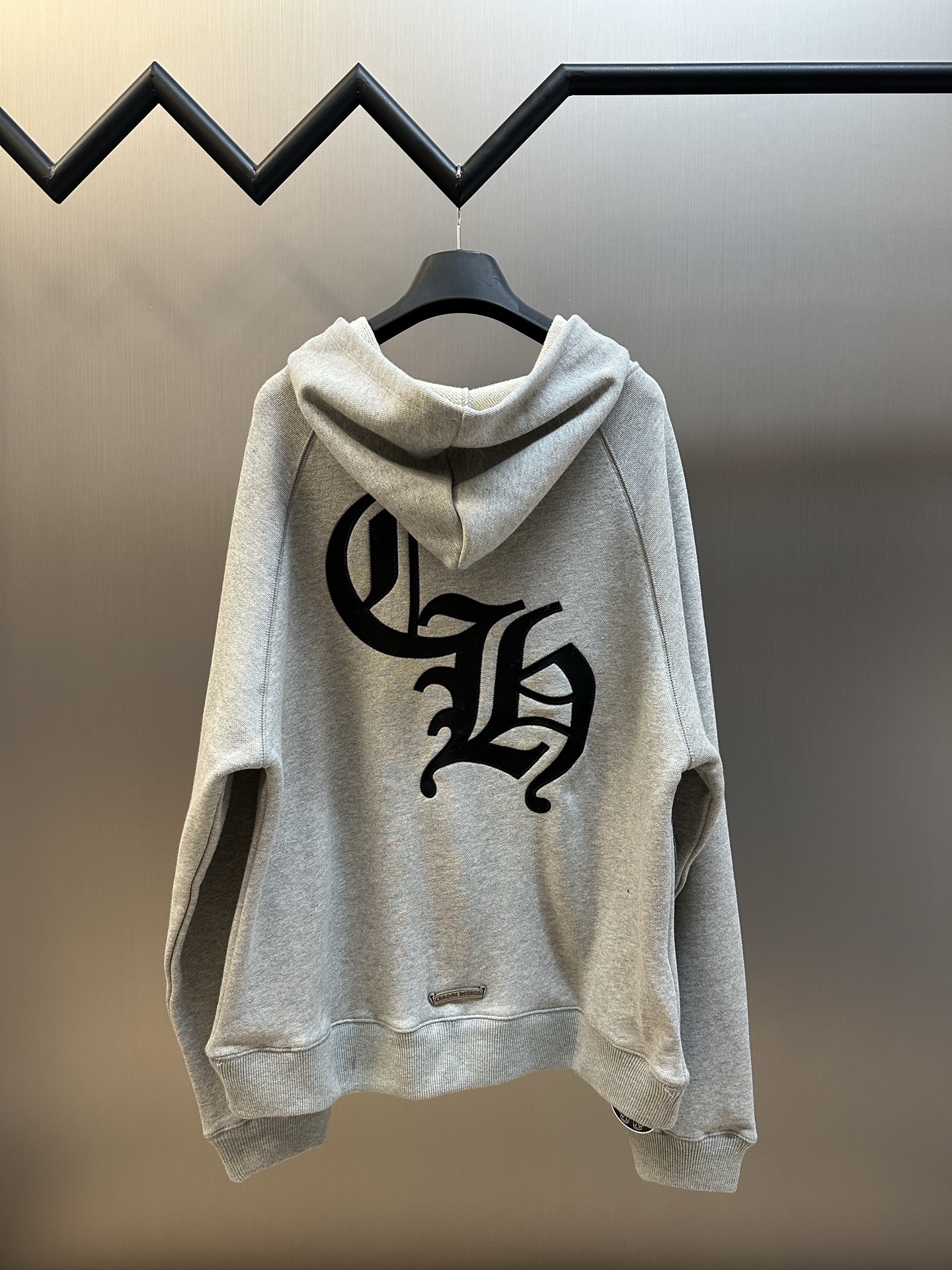 Crow heart logo hooded sweatshirt Customized heavy fortress intertwined air cotton, and Crow heart cross patch embroidery decoration on the chest, becoming the ultimate interpretation of dark Gothic style. CH Gothic font is the finishing touch on the back panel, making the totem become your spiritual punctuation. The logo iron plate sways slightly with the swing of the body, adding a sense of movement and vitality. - Image 4