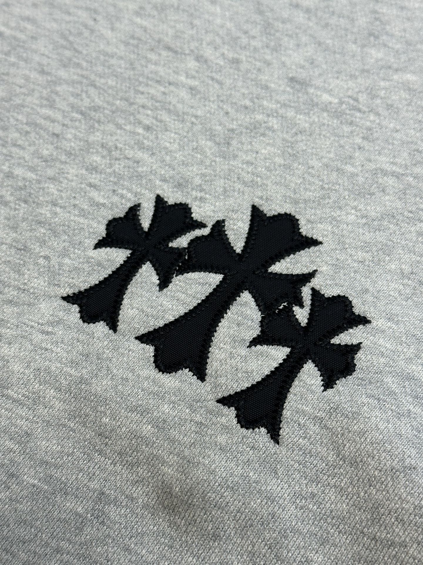 Crow heart logo hooded sweatshirt Customized heavy fortress intertwined air cotton, and Crow heart cross patch embroidery decoration on the chest, becoming the ultimate interpretation of dark Gothic style. CH Gothic font is the finishing touch on the back panel, making the totem become your spiritual punctuation. The logo iron plate sways slightly with the swing of the body, adding a sense of movement and vitality. - Image 6