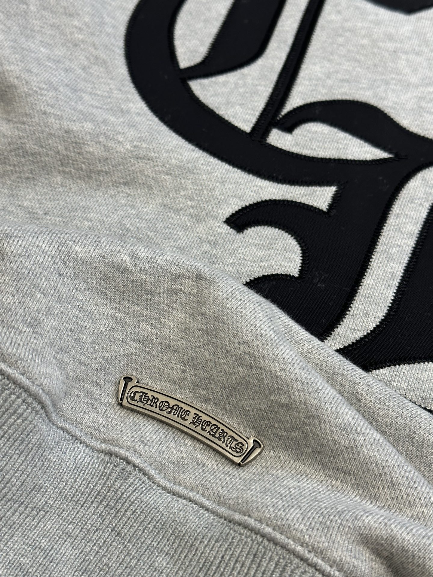 Crow heart logo hooded sweatshirt Customized heavy fortress intertwined air cotton, and Crow heart cross patch embroidery decoration on the chest, becoming the ultimate interpretation of dark Gothic style. CH Gothic font is the finishing touch on the back panel, making the totem become your spiritual punctuation. The logo iron plate sways slightly with the swing of the body, adding a sense of movement and vitality. - Image 9