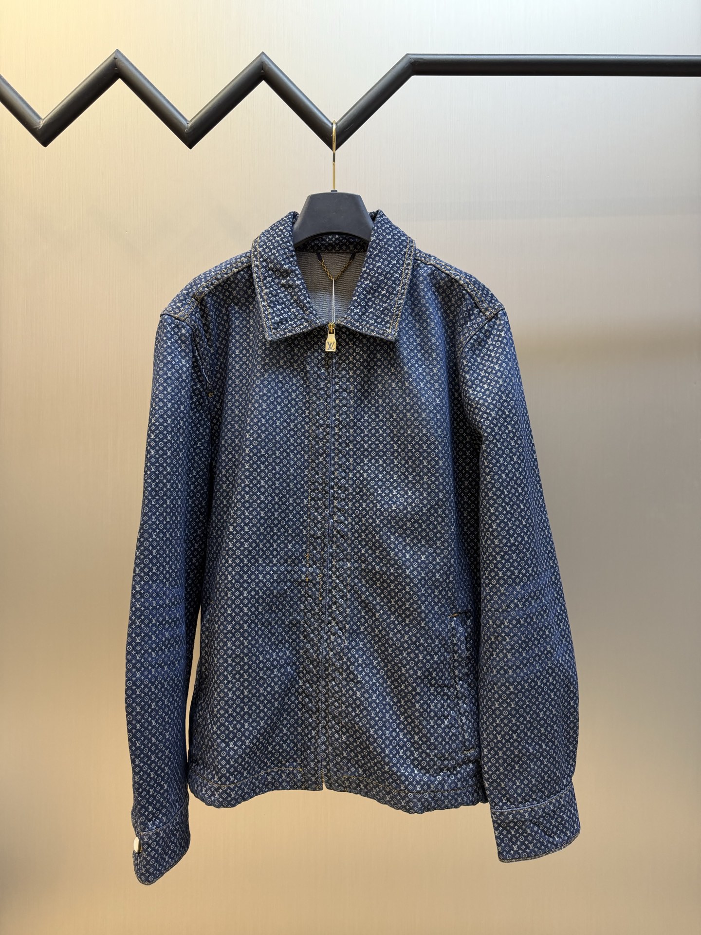 Lu reflective NANOGRAM zip-up denim jacket This summer zipper denim jacket draws on the futuristic interest of the 2026 autumn and winter show, reinterpreting the classic Monogram into a full-width reflective Nanogram pattern, capturing the floating light and shadow from all angles.
