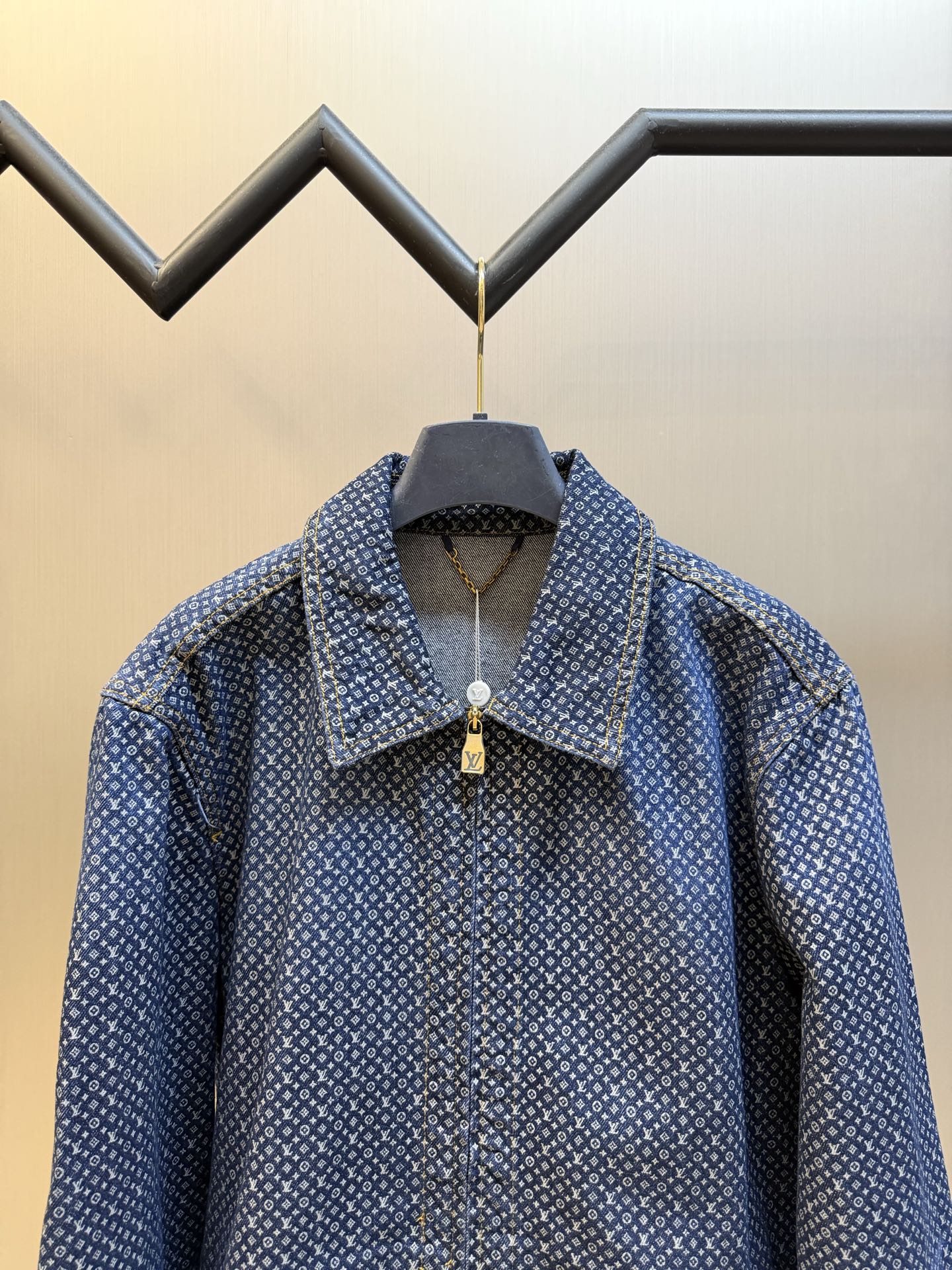 Lu reflective NANOGRAM zip-up denim jacket This summer zipper denim jacket draws on the futuristic interest of the 2026 autumn and winter show, reinterpreting the classic Monogram into a full-width reflective Nanogram pattern, capturing the floating light and shadow from all angles. - Image 2