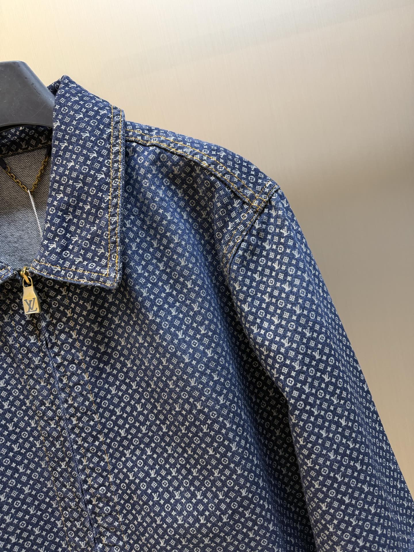 Lu reflective NANOGRAM zip-up denim jacket This summer zipper denim jacket draws on the futuristic interest of the 2026 autumn and winter show, reinterpreting the classic Monogram into a full-width reflective Nanogram pattern, capturing the floating light and shadow from all angles. - Image 3