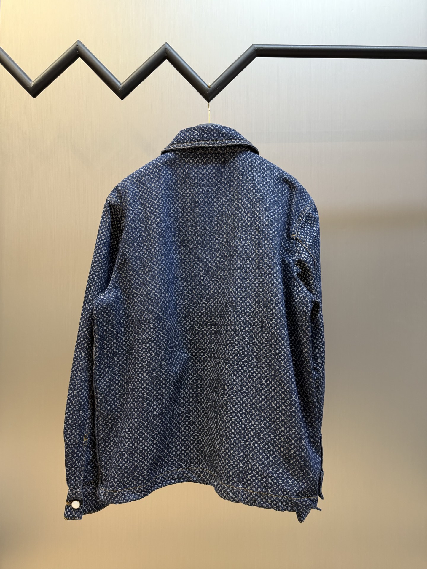 Lu reflective NANOGRAM zip-up denim jacket This summer zipper denim jacket draws on the futuristic interest of the 2026 autumn and winter show, reinterpreting the classic Monogram into a full-width reflective Nanogram pattern, capturing the floating light and shadow from all angles. - Image 4