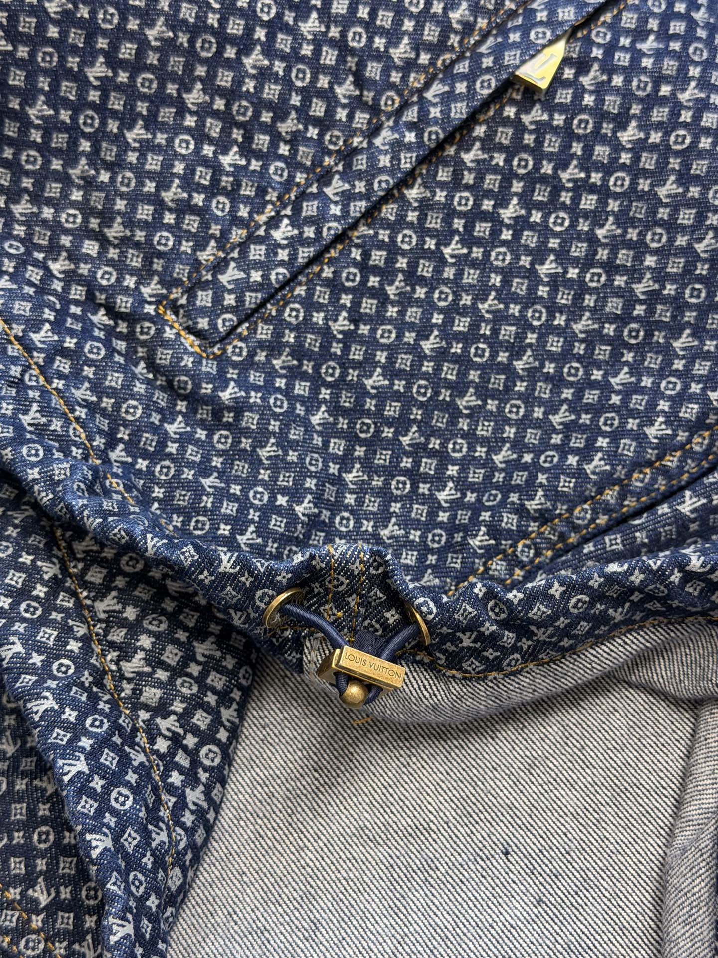 Lu reflective NANOGRAM zip-up denim jacket This summer zipper denim jacket draws on the futuristic interest of the 2026 autumn and winter show, reinterpreting the classic Monogram into a full-width reflective Nanogram pattern, capturing the floating light and shadow from all angles. - Image 8
