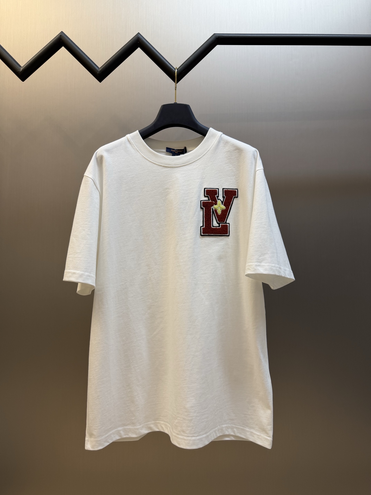 Lu embroidered appliqué crew neck short sleeves The 15-count yarn is relatively thick, and the woven fabric has clear texture and strong skeleton feeling. It is combined with the special compact spinning process to effectively reduce hairiness during the spinning stage, making the fabric smooth and even, with higher strength, dry and crisp touch, and excellent wrinkle resistance.