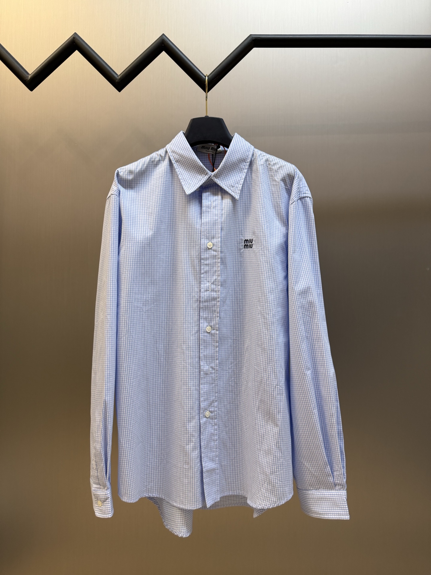 Miu logo checked shirt Custom-woven yarn-dyed jacquard blue and white fine plaid fabric, fine blue and white plaids interwoven vertically and horizontally, classic button-point collar with neat and concise lines, Miu embroidered logo on the left chest with low-key drop printing, and the brand's archives are engraved in every square inch