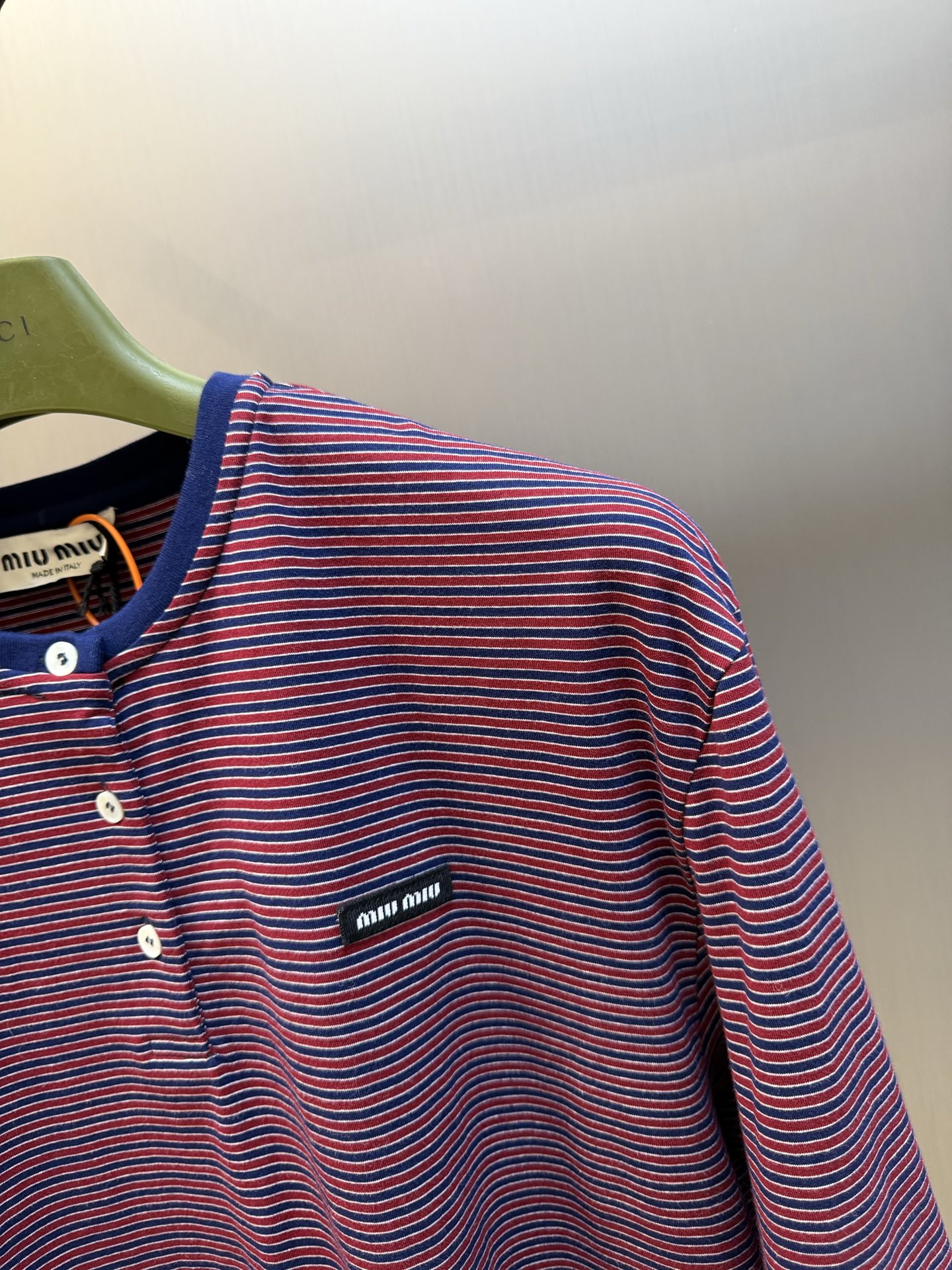 Miu logo striped henley collar long sleeves Customized textured plain weave cotton, intertwined green and burgundy thin strips of warp and weft, layered colors, classic henley half placket configuration, neat opening and closing, contrasting collar edge delicately outlines the collar, brand woven logo sewn on the left chest, loose dropped shoulders silhouette, integrating the Italian retro college heritage into the daily shape, interpreting a relaxed and elegant high-end elegance style - Image 4