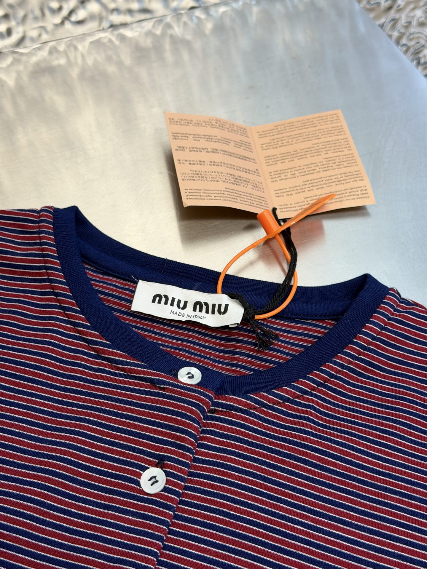 Miu logo striped henley collar long sleeves Customized textured plain weave cotton, intertwined green and burgundy thin strips of warp and weft, layered colors, classic henley half placket configuration, neat opening and closing, contrasting collar edge delicately outlines the collar, brand woven logo sewn on the left chest, loose dropped shoulders silhouette, integrating the Italian retro college heritage into the daily shape, interpreting a relaxed and elegant high-end elegance style - Image 6