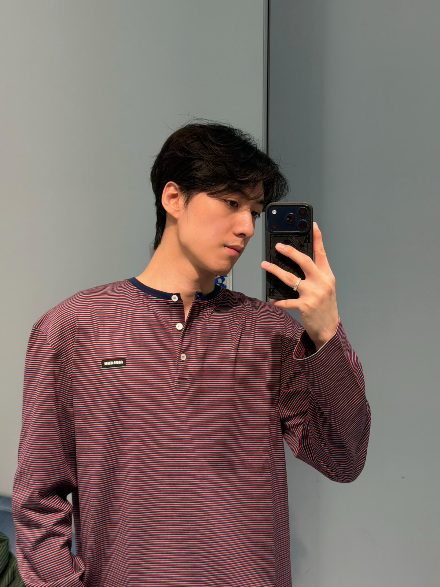 Miu logo striped henley collar long sleeves Customized textured plain weave cotton, intertwined green and burgundy thin strips of warp and weft, layered colors, classic henley half placket configuration, neat opening and closing, contrasting collar edge delicately outlines the collar, brand woven logo sewn on the left chest, loose dropped shoulders silhouette, integrating the Italian retro college heritage into the daily shape, interpreting a relaxed and elegant high-end elegance style - Image 11