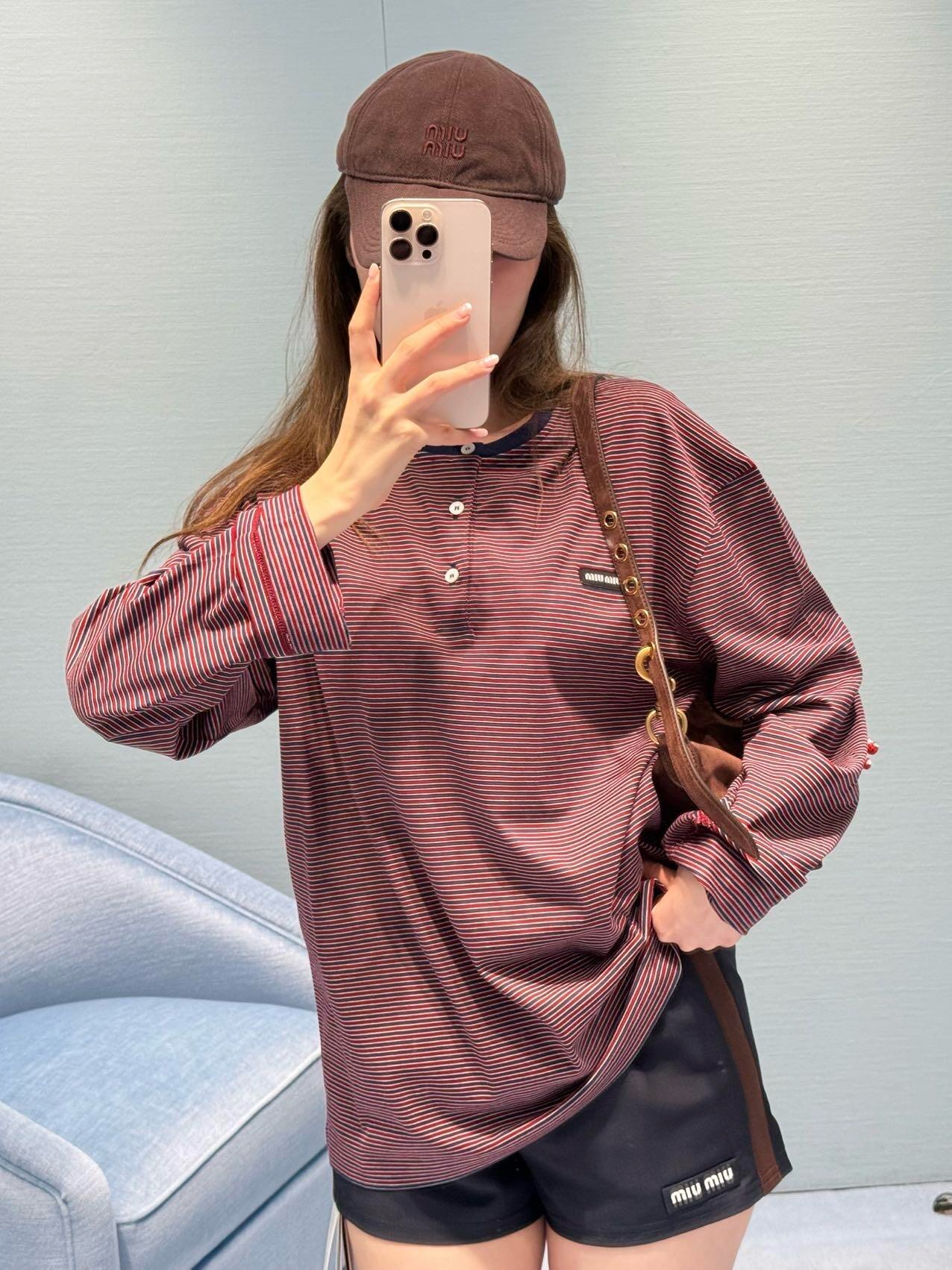 Miu logo striped henley collar long sleeves Customized textured plain weave cotton, intertwined green and burgundy thin strips of warp and weft, layered colors, classic henley half placket configuration, neat opening and closing, contrasting collar edge delicately outlines the collar, brand woven logo sewn on the left chest, loose dropped shoulders silhouette, integrating the Italian retro college heritage into the daily shape, interpreting a relaxed and elegant high-end elegance style - Image 18