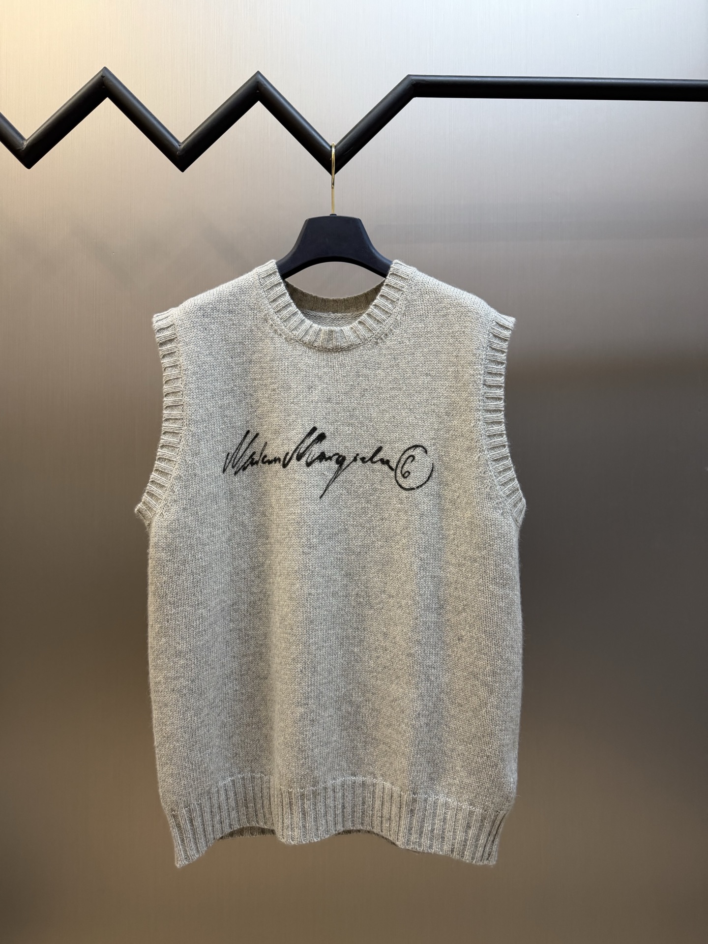 Mm6 printed sweater vest Custom-woven plain sheep tassel mixed velvet and plain tasseled linen body embody minimalist elegance.
