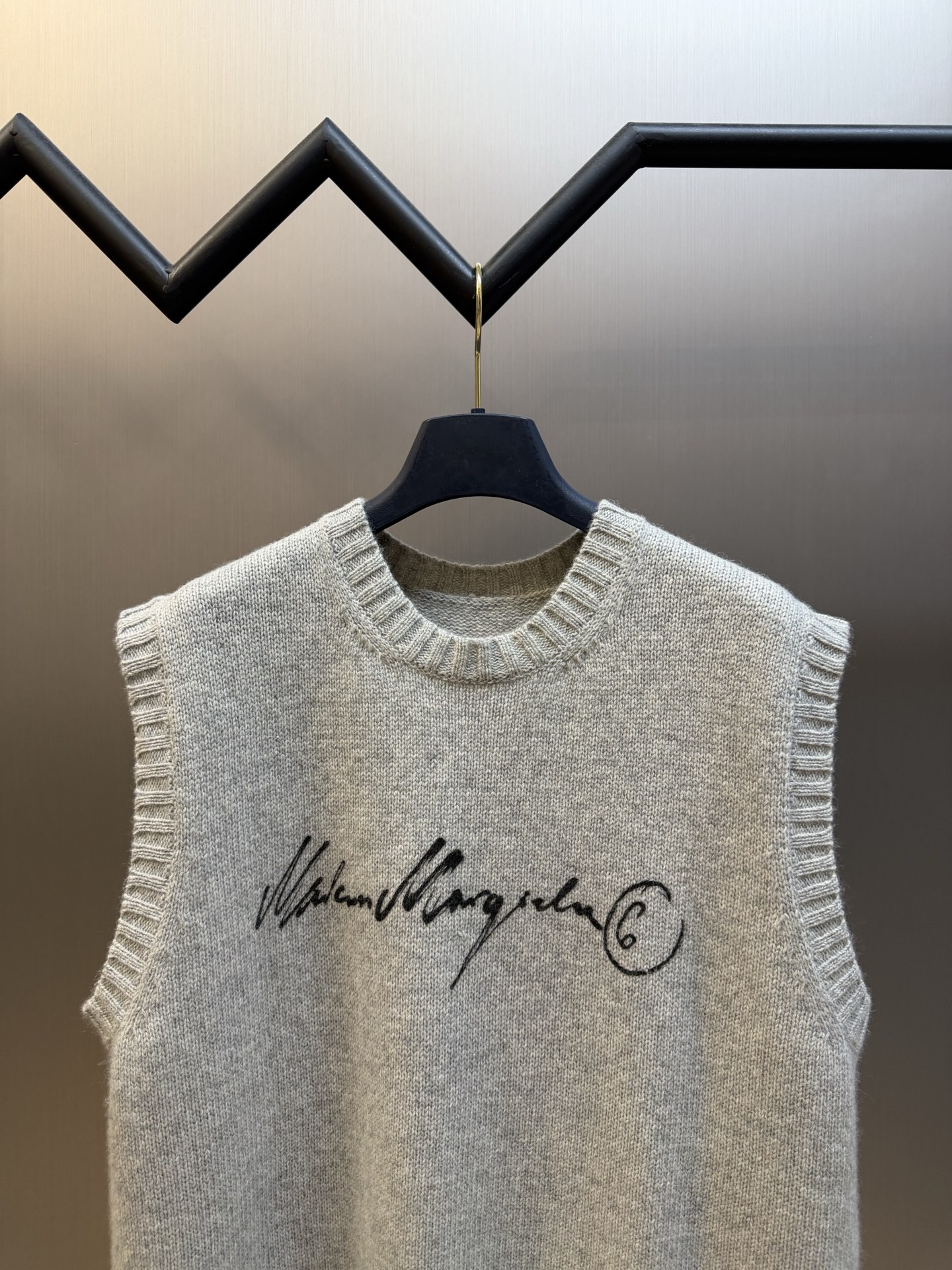 Mm6 printed sweater vest Custom-woven plain sheep tassel mixed velvet and plain tasseled linen body embody minimalist elegance. - Image 2