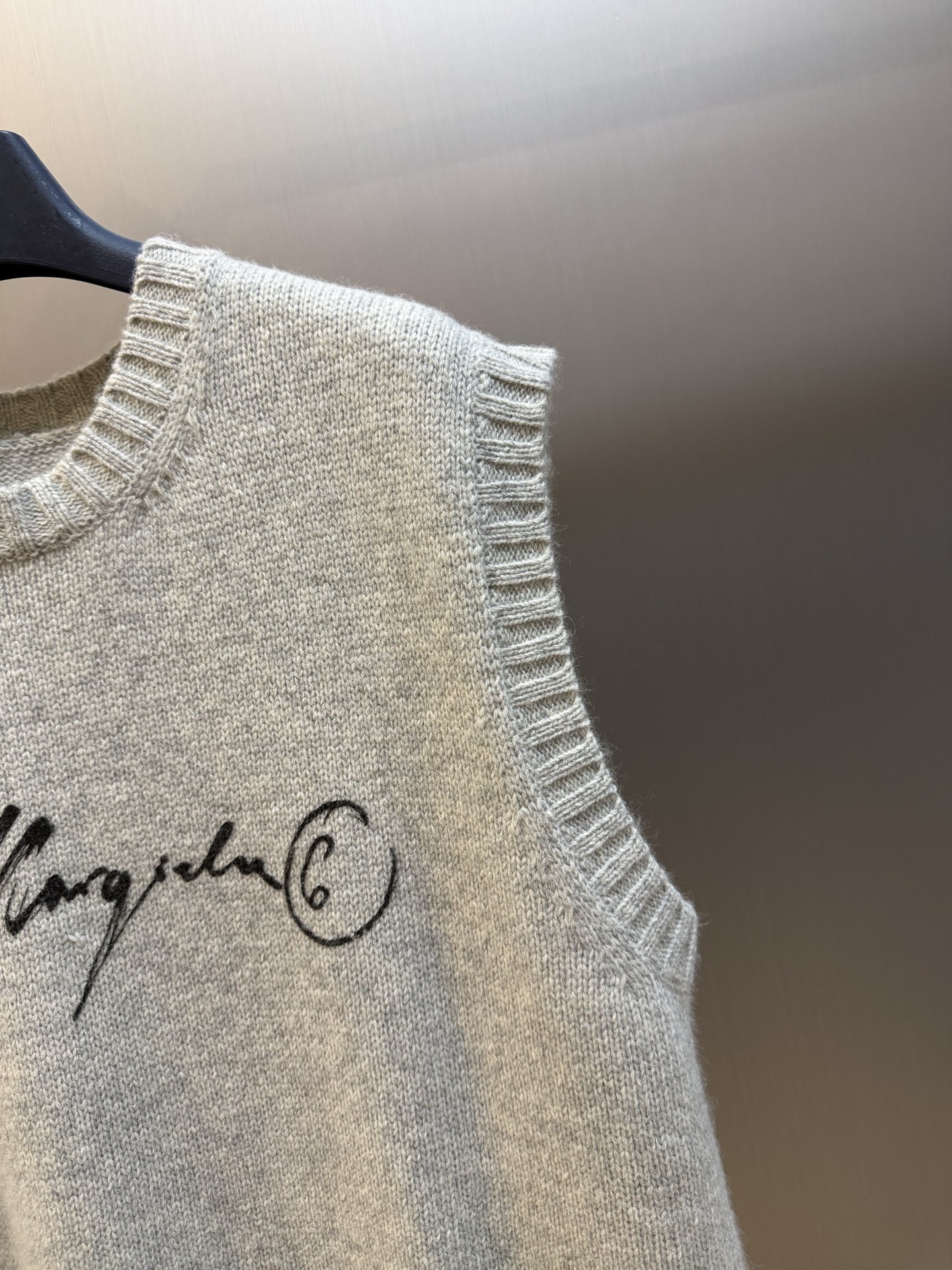 Mm6 printed sweater vest Custom-woven plain sheep tassel mixed velvet and plain tasseled linen body embody minimalist elegance. - Image 3