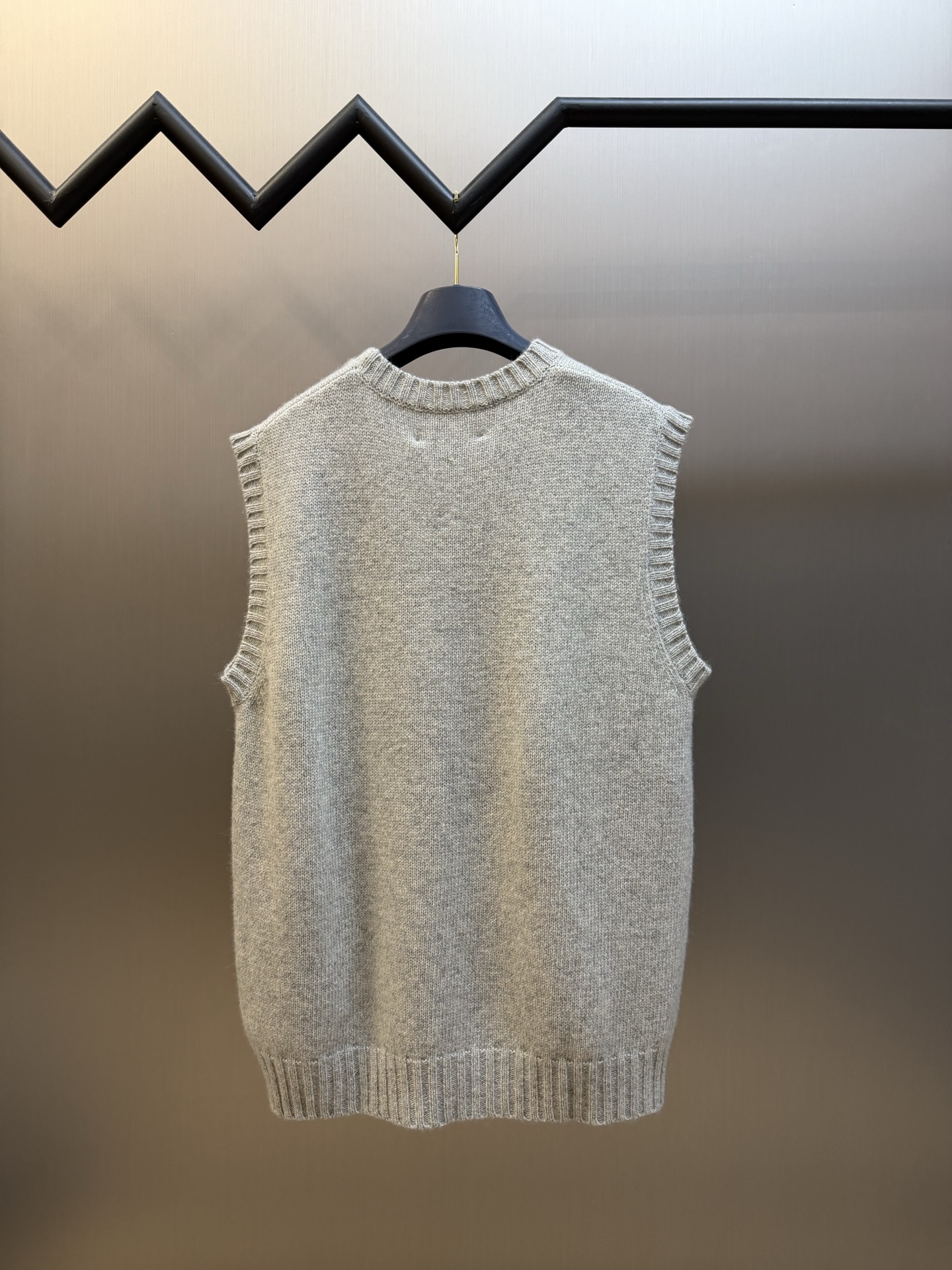 Mm6 printed sweater vest Custom-woven plain sheep tassel mixed velvet and plain tasseled linen body embody minimalist elegance. - Image 4