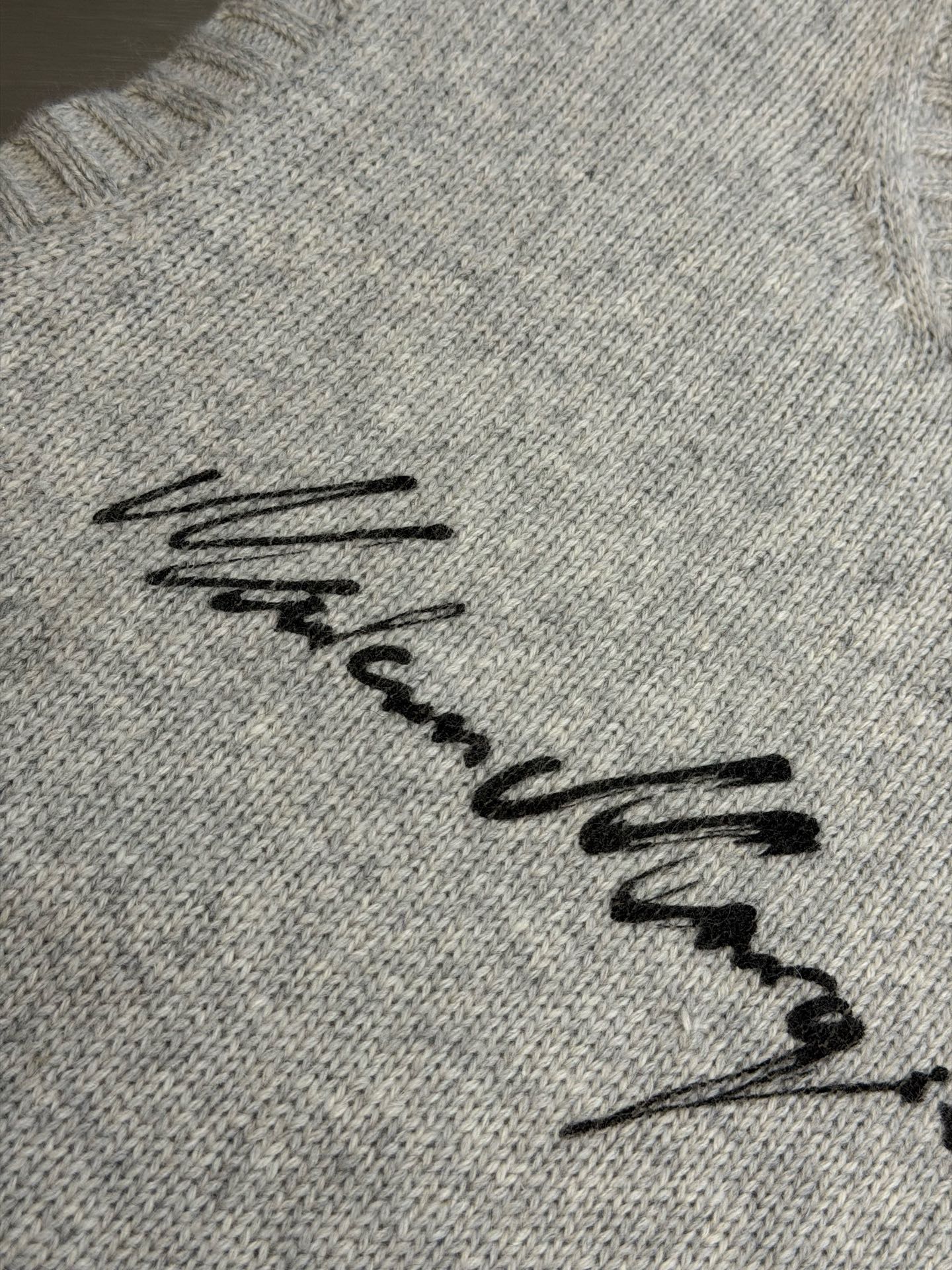 Mm6 printed sweater vest Custom-woven plain sheep tassel mixed velvet and plain tasseled linen body embody minimalist elegance. - Image 6