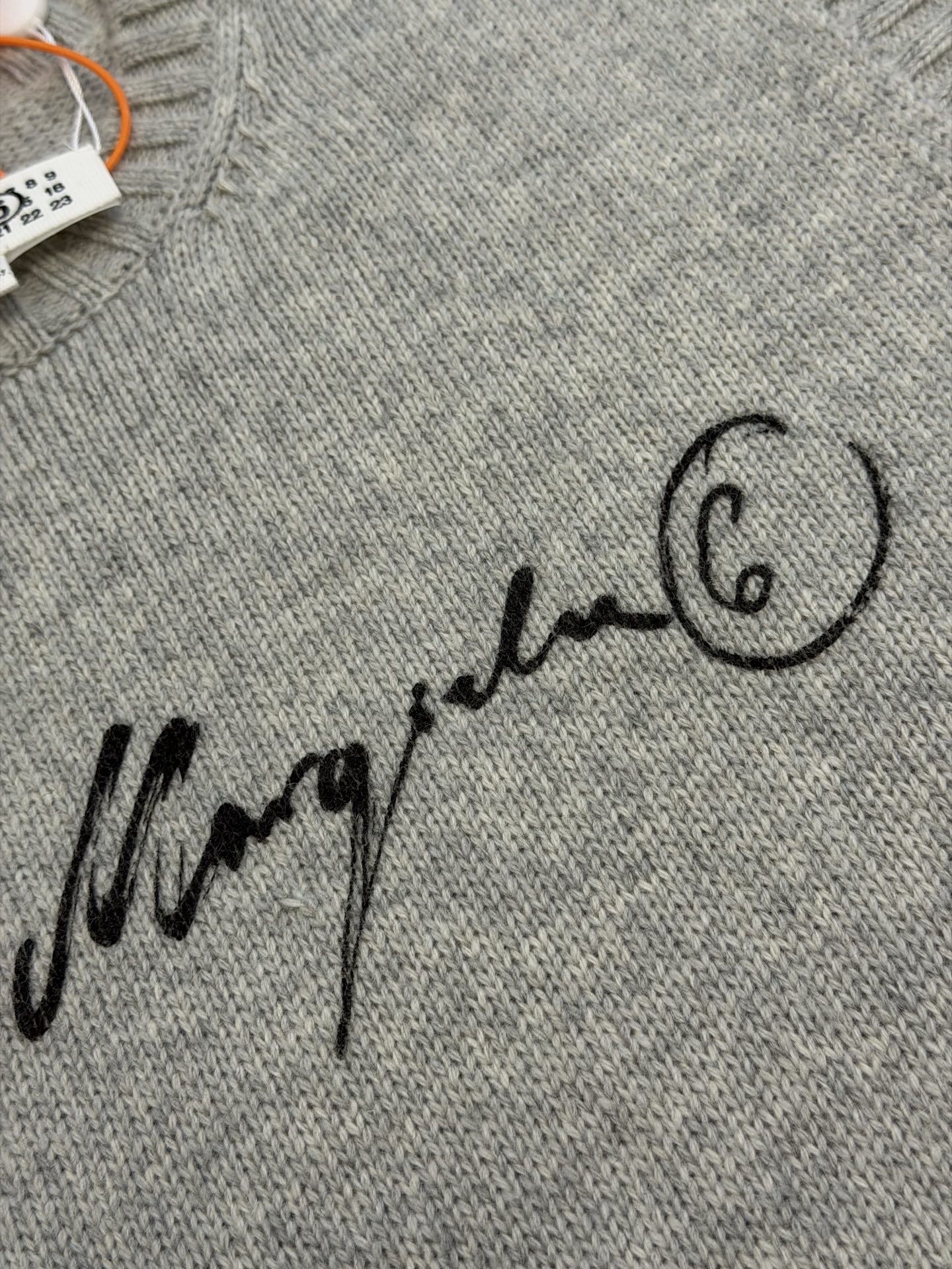 Mm6 printed sweater vest Custom-woven plain sheep tassel mixed velvet and plain tasseled linen body embody minimalist elegance. - Image 7