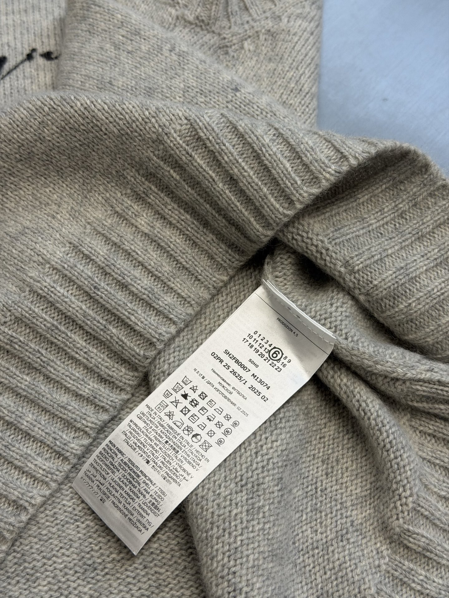 Mm6 printed sweater vest Custom-woven plain sheep tassel mixed velvet and plain tasseled linen body embody minimalist elegance. - Image 8