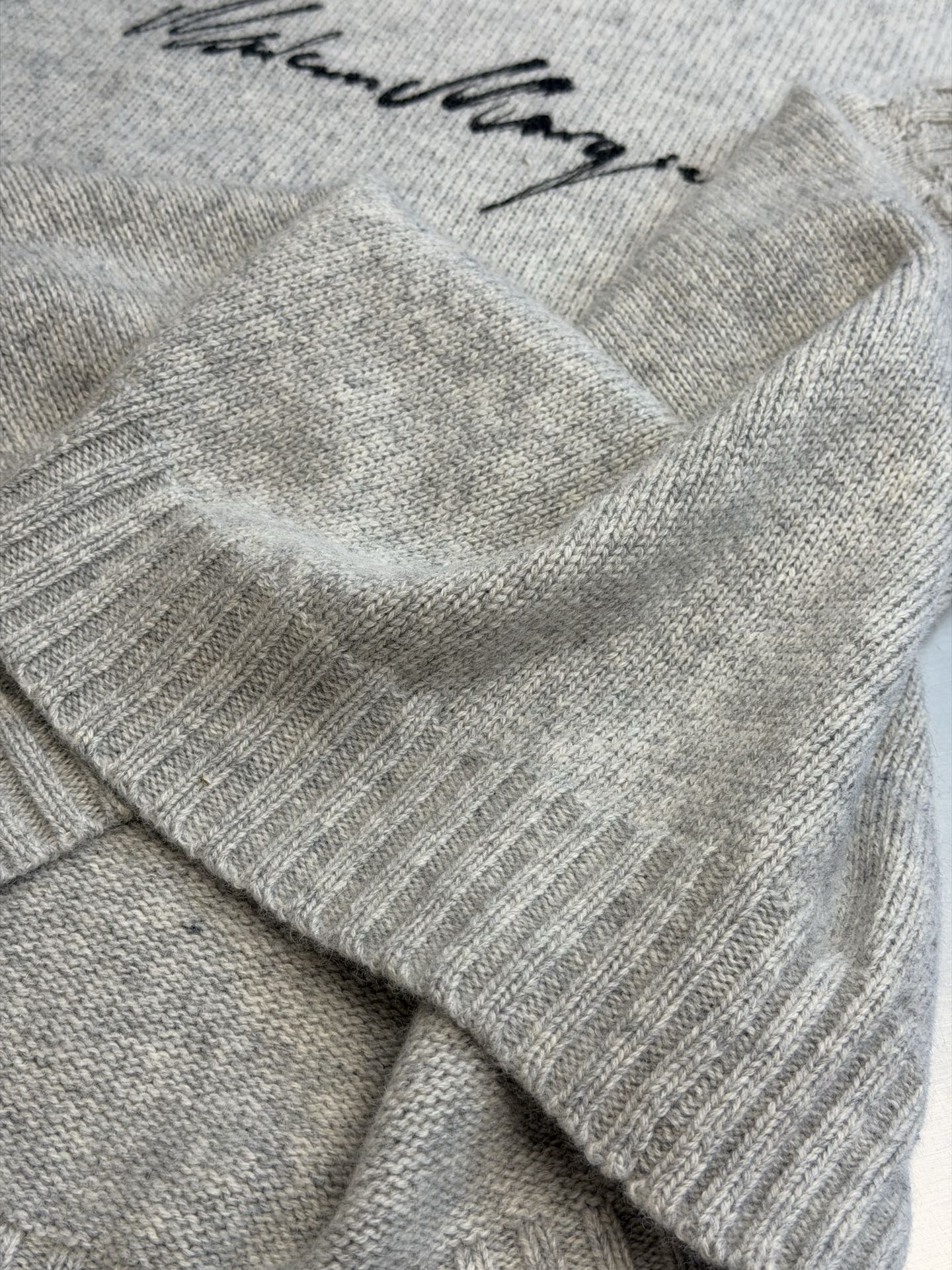Mm6 printed sweater vest Custom-woven plain sheep tassel mixed velvet and plain tasseled linen body embody minimalist elegance. - Image 9