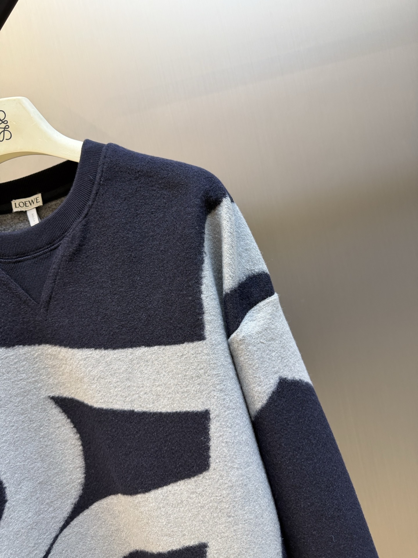 Lew Anagram embroidered jacquard sweater Custom-woven cotton blend with sequence pattern, two-color warp and weft intertwined, abstract streamlined large curve pattern spread vertically and horizontally, stretched Anagram symbol wanders freely, a small Anagram embroidery is placed in the center of the back of the neck, the stitching is even and concise, accurately annotating the brand's collection of aesthetic symbols - Image 3