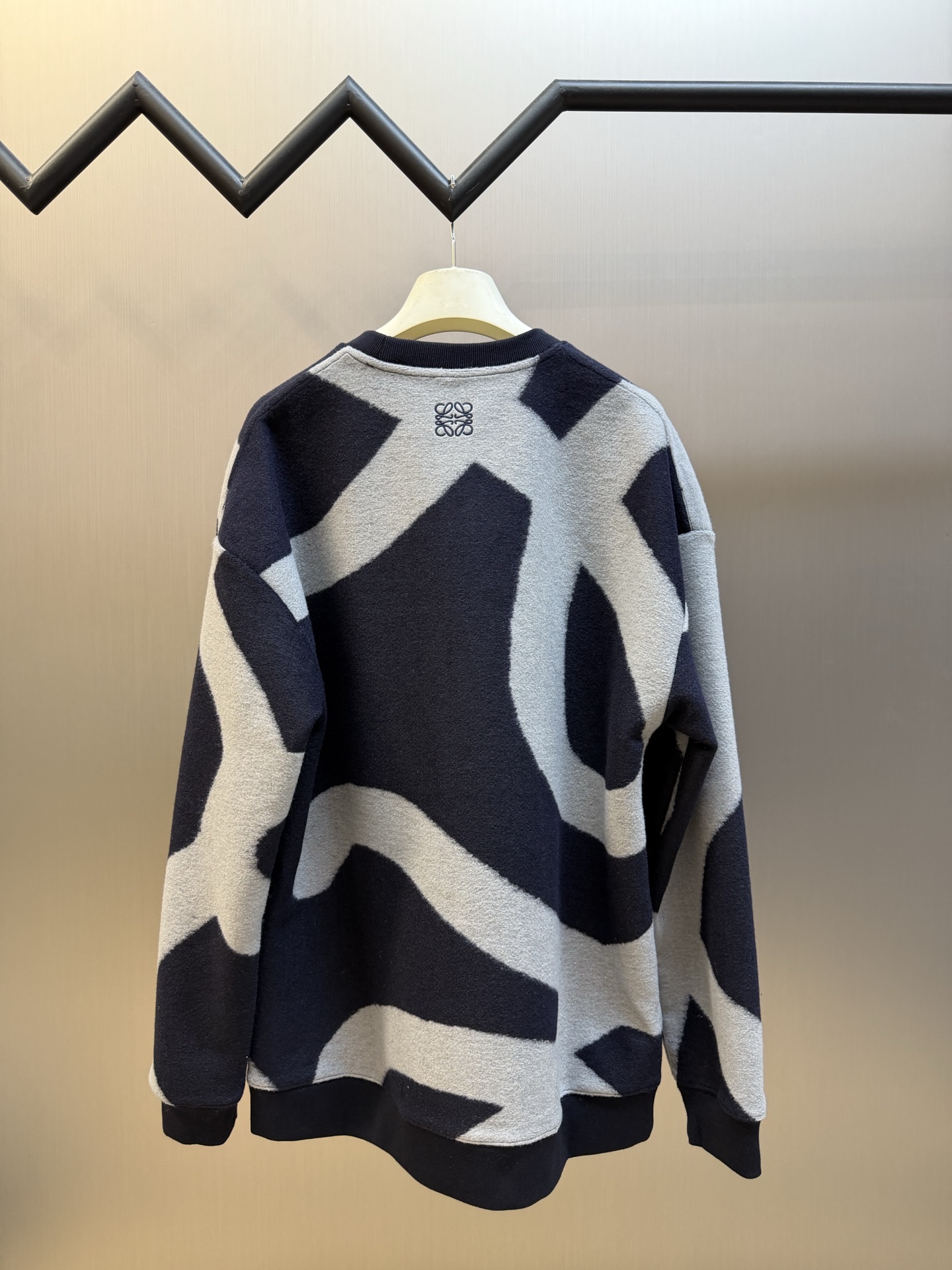 Lew Anagram embroidered jacquard sweater Custom-woven cotton blend with sequence pattern, two-color warp and weft intertwined, abstract streamlined large curve pattern spread vertically and horizontally, stretched Anagram symbol wanders freely, a small Anagram embroidery is placed in the center of the back of the neck, the stitching is even and concise, accurately annotating the brand's collection of aesthetic symbols - Image 4