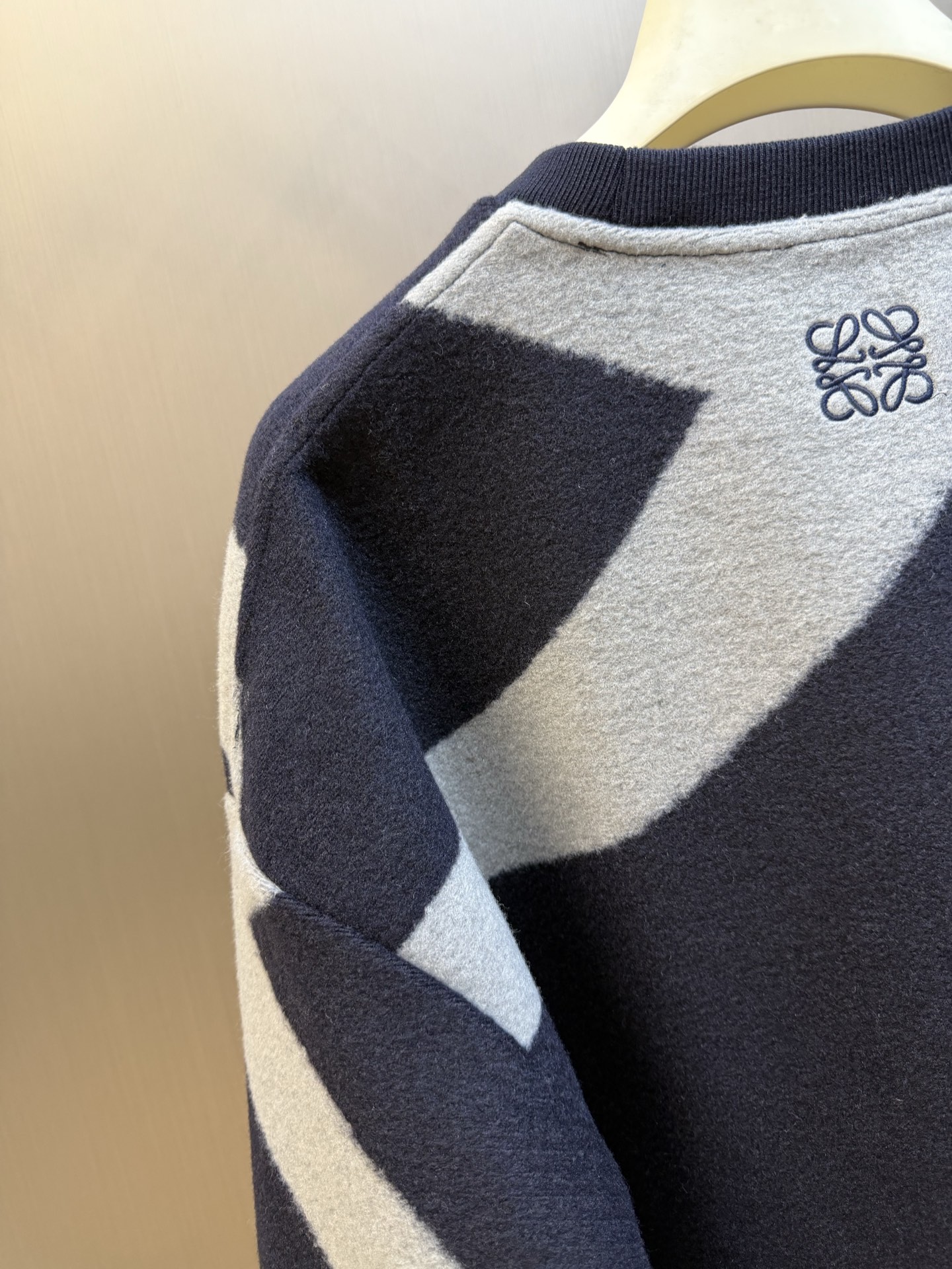 Lew Anagram embroidered jacquard sweater Custom-woven cotton blend with sequence pattern, two-color warp and weft intertwined, abstract streamlined large curve pattern spread vertically and horizontally, stretched Anagram symbol wanders freely, a small Anagram embroidery is placed in the center of the back of the neck, the stitching is even and concise, accurately annotating the brand's collection of aesthetic symbols - Image 5