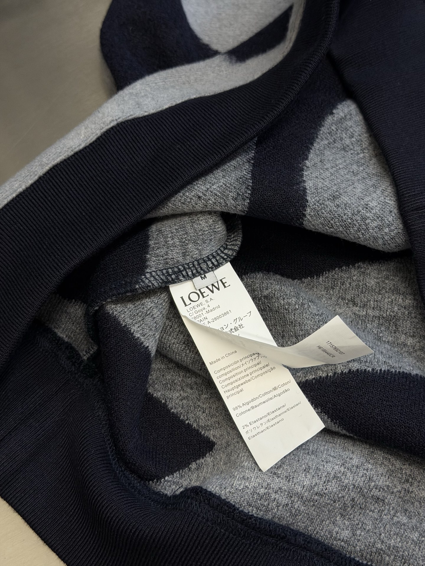 Lew Anagram embroidered jacquard sweater Custom-woven cotton blend with sequence pattern, two-color warp and weft intertwined, abstract streamlined large curve pattern spread vertically and horizontally, stretched Anagram symbol wanders freely, a small Anagram embroidery is placed in the center of the back of the neck, the stitching is even and concise, accurately annotating the brand's collection of aesthetic symbols - Image 7