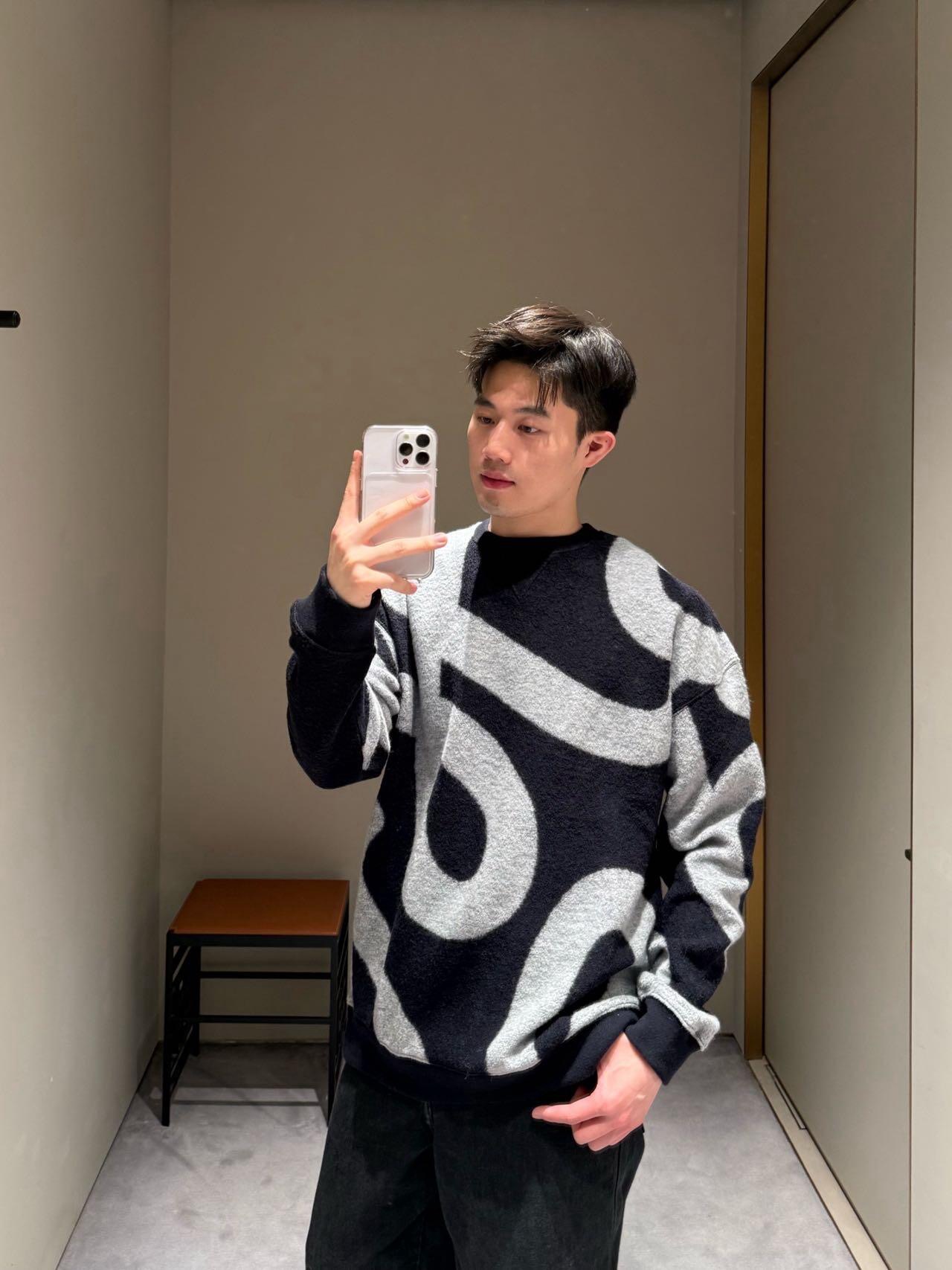 Lew Anagram embroidered jacquard sweater Custom-woven cotton blend with sequence pattern, two-color warp and weft intertwined, abstract streamlined large curve pattern spread vertically and horizontally, stretched Anagram symbol wanders freely, a small Anagram embroidery is placed in the center of the back of the neck, the stitching is even and concise, accurately annotating the brand's collection of aesthetic symbols - Image 11