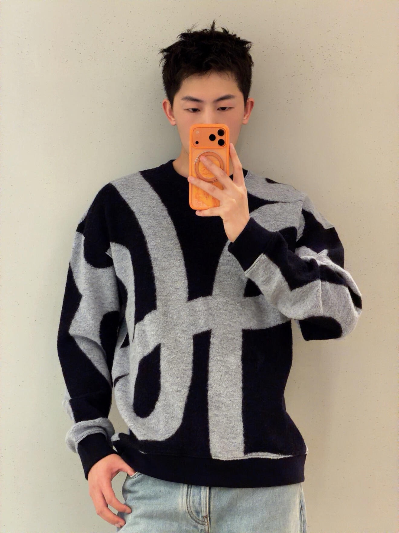 Lew Anagram embroidered jacquard sweater Custom-woven cotton blend with sequence pattern, two-color warp and weft intertwined, abstract streamlined large curve pattern spread vertically and horizontally, stretched Anagram symbol wanders freely, a small Anagram embroidery is placed in the center of the back of the neck, the stitching is even and concise, accurately annotating the brand's collection of aesthetic symbols - Image 12