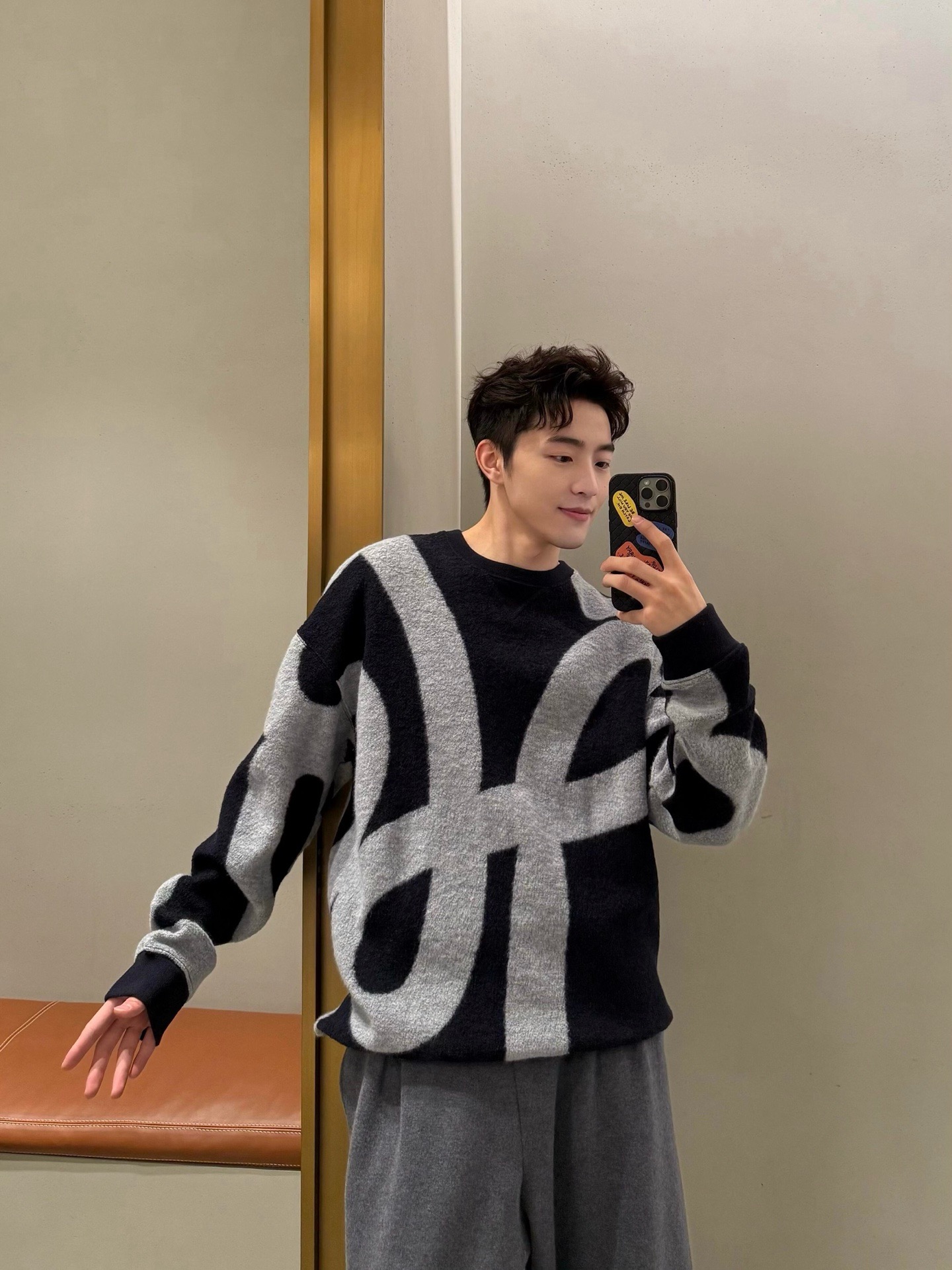 Lew Anagram embroidered jacquard sweater Custom-woven cotton blend with sequence pattern, two-color warp and weft intertwined, abstract streamlined large curve pattern spread vertically and horizontally, stretched Anagram symbol wanders freely, a small Anagram embroidery is placed in the center of the back of the neck, the stitching is even and concise, accurately annotating the brand's collection of aesthetic symbols - Image 14
