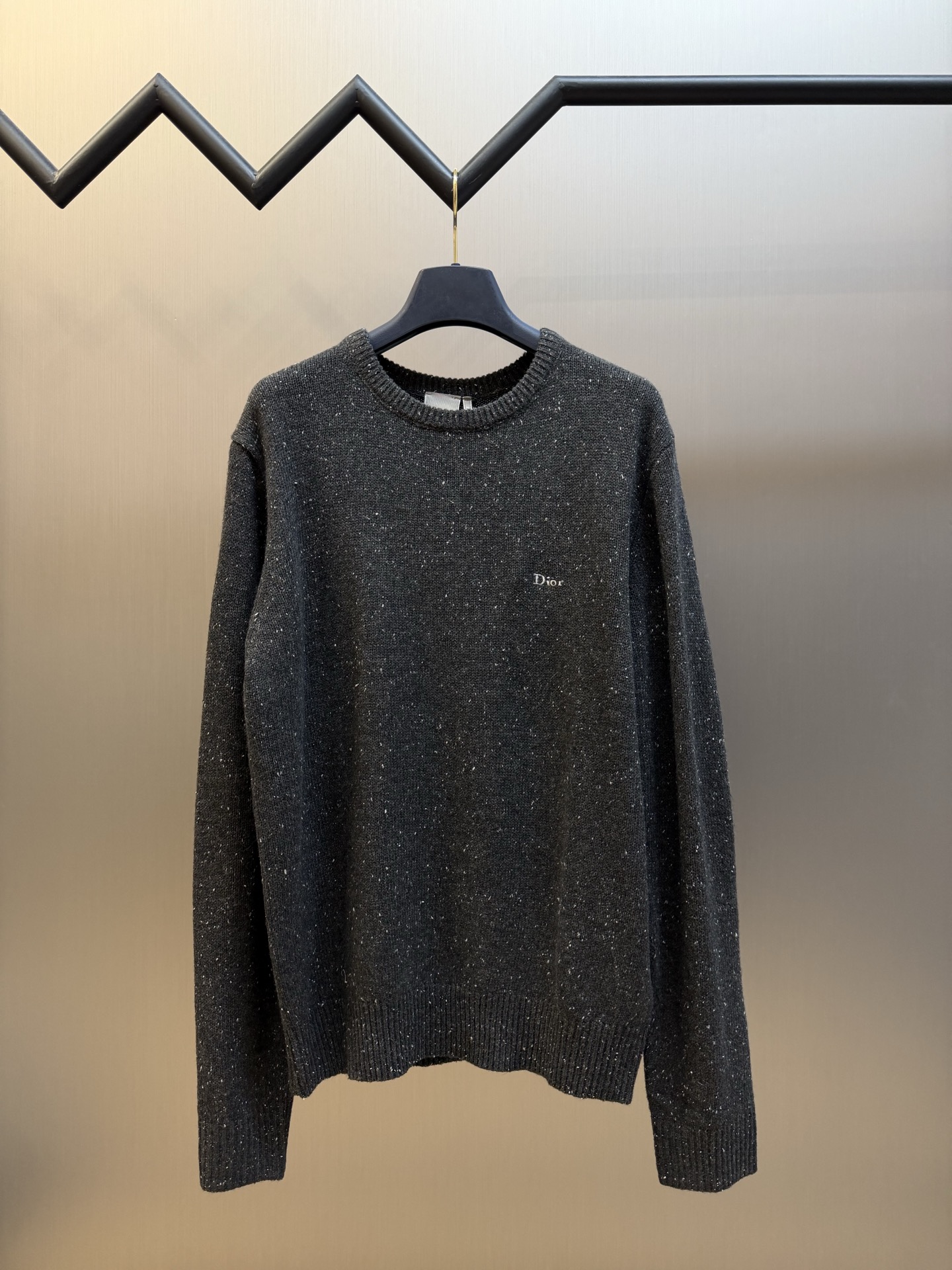 Dr embroidered mottled sweater Custom-woven star pebble cashmere, with meteorite pebbles covering the body, the fabric surface blends out the fine mottled texture, the fine star points are hidden in the suede surface, exuding subtle luxury light among the calm tones, the left chest is embellished with contrasting Dr embroidery, the dropped shoulder line is self-sufficient, and the high-density ribbing properly defines the edges of the body, hiding the unique softness and warmth of cashmere in the fabric fibers