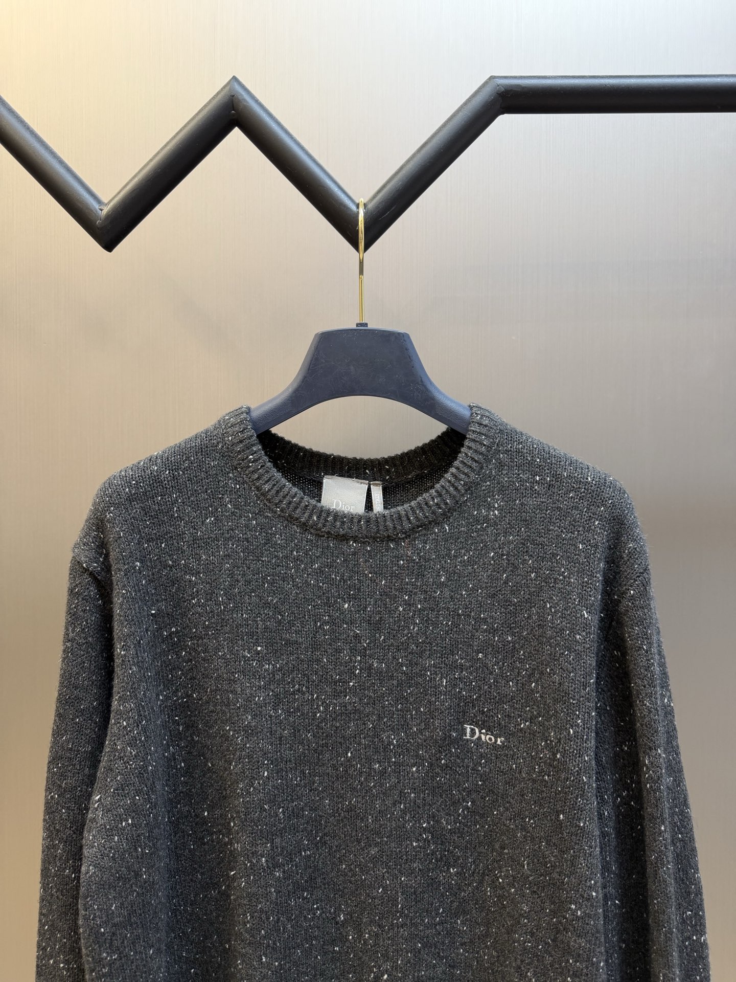 Dr embroidered mottled sweater Custom-woven star pebble cashmere, with meteorite pebbles covering the body, the fabric surface blends out the fine mottled texture, the fine star points are hidden in the suede surface, exuding subtle luxury light among the calm tones, the left chest is embellished with contrasting Dr embroidery, the dropped shoulder line is self-sufficient, and the high-density ribbing properly defines the edges of the body, hiding the unique softness and warmth of cashmere in the fabric fibers - Image 2