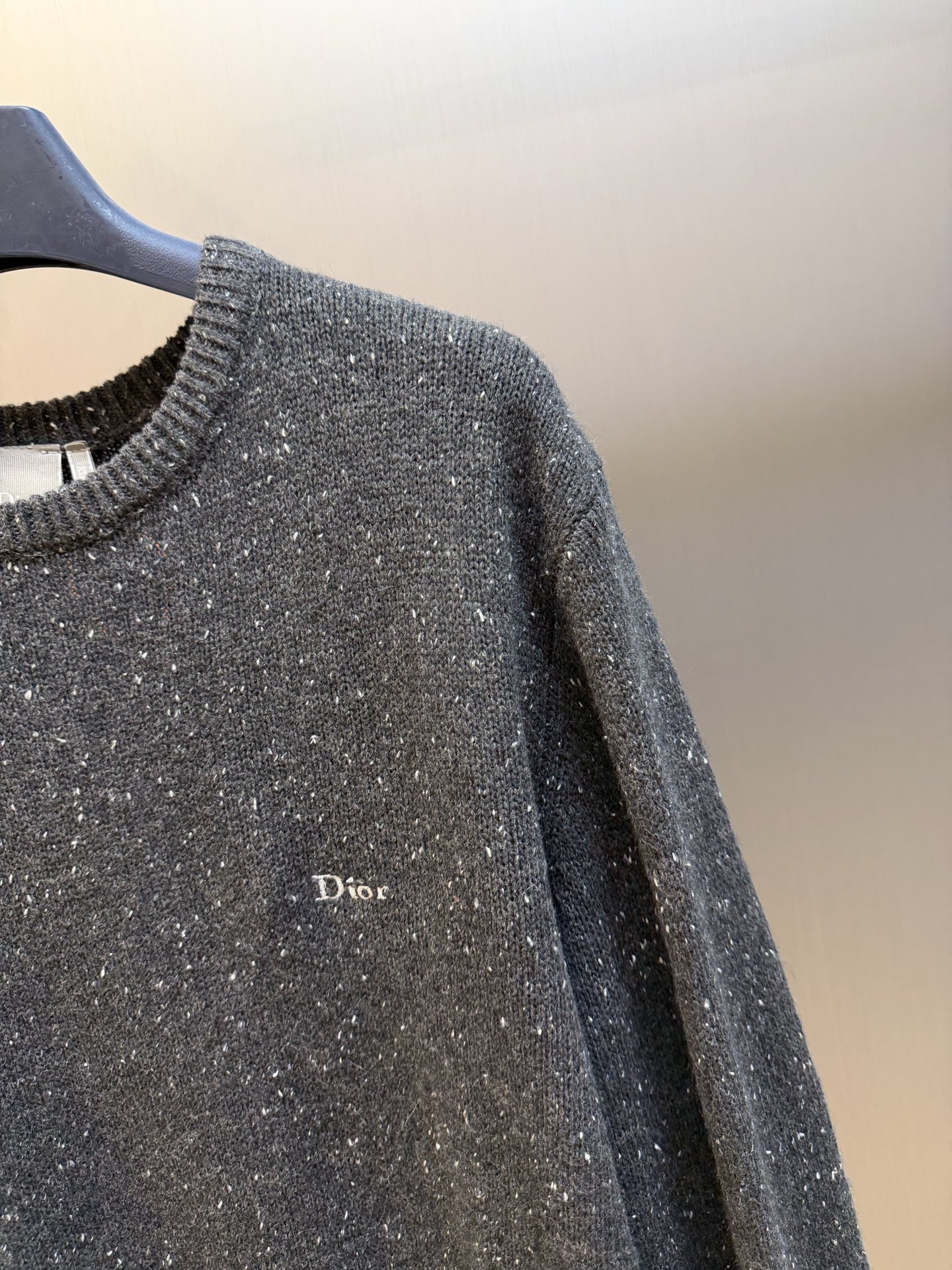 Dr embroidered mottled sweater Custom-woven star pebble cashmere, with meteorite pebbles covering the body, the fabric surface blends out the fine mottled texture, the fine star points are hidden in the suede surface, exuding subtle luxury light among the calm tones, the left chest is embellished with contrasting Dr embroidery, the dropped shoulder line is self-sufficient, and the high-density ribbing properly defines the edges of the body, hiding the unique softness and warmth of cashmere in the fabric fibers - Image 3