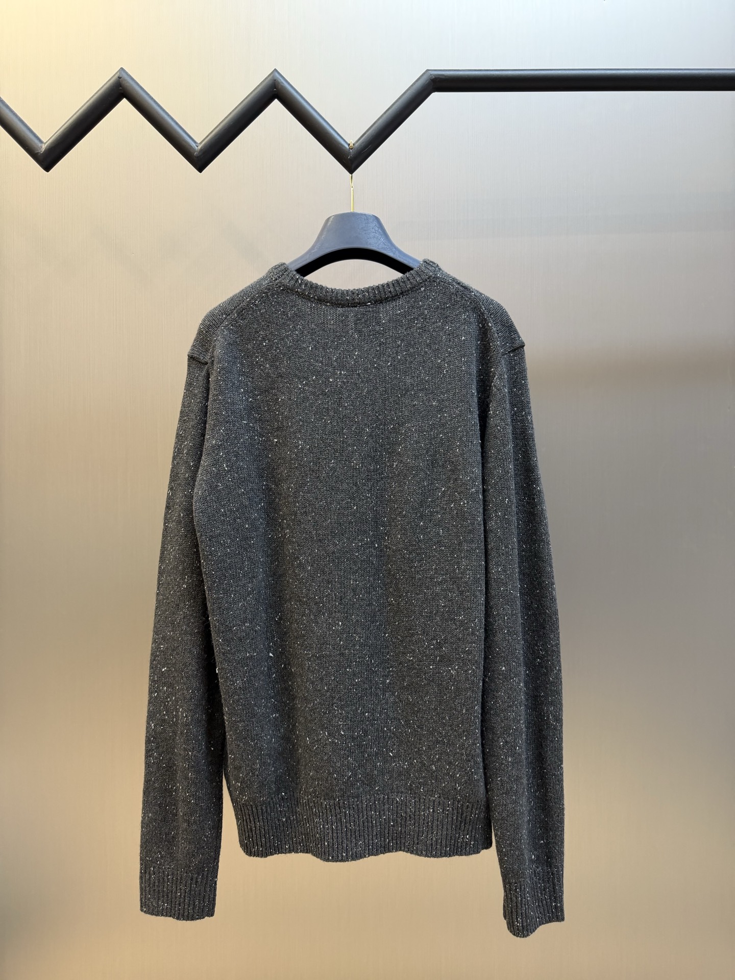 Dr embroidered mottled sweater Custom-woven star pebble cashmere, with meteorite pebbles covering the body, the fabric surface blends out the fine mottled texture, the fine star points are hidden in the suede surface, exuding subtle luxury light among the calm tones, the left chest is embellished with contrasting Dr embroidery, the dropped shoulder line is self-sufficient, and the high-density ribbing properly defines the edges of the body, hiding the unique softness and warmth of cashmere in the fabric fibers - Image 4
