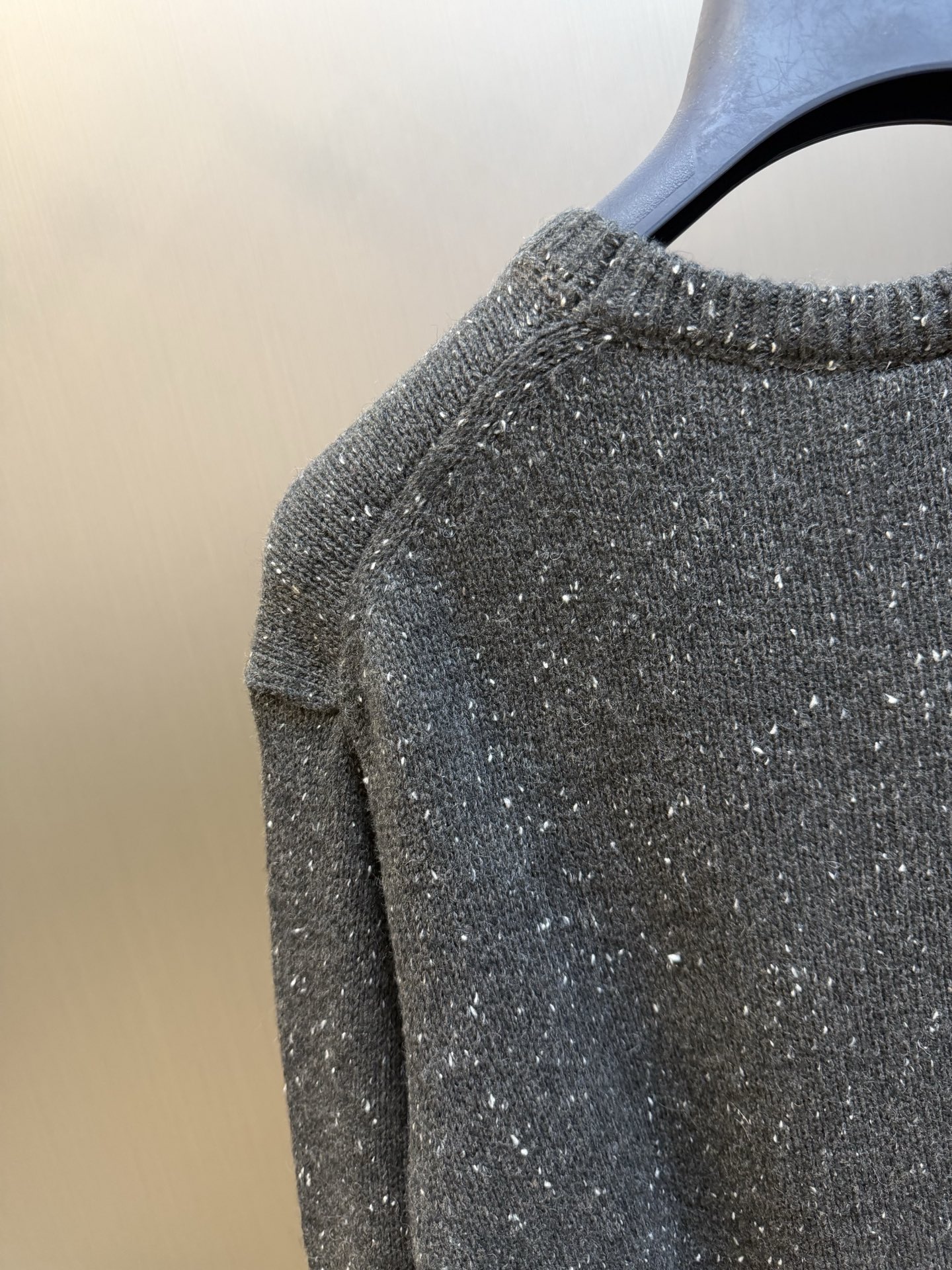 Dr embroidered mottled sweater Custom-woven star pebble cashmere, with meteorite pebbles covering the body, the fabric surface blends out the fine mottled texture, the fine star points are hidden in the suede surface, exuding subtle luxury light among the calm tones, the left chest is embellished with contrasting Dr embroidery, the dropped shoulder line is self-sufficient, and the high-density ribbing properly defines the edges of the body, hiding the unique softness and warmth of cashmere in the fabric fibers - Image 5