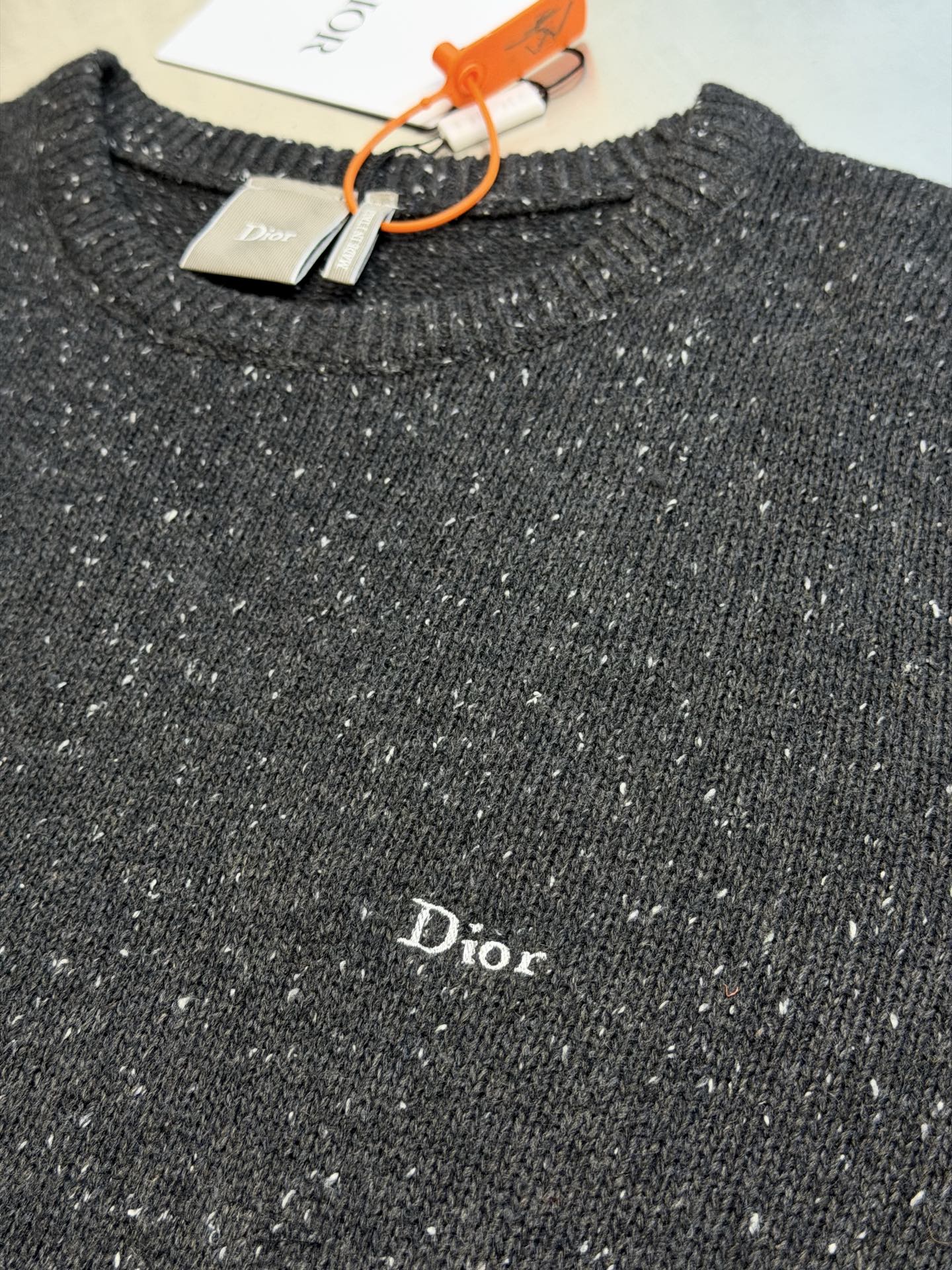 Dr embroidered mottled sweater Custom-woven star pebble cashmere, with meteorite pebbles covering the body, the fabric surface blends out the fine mottled texture, the fine star points are hidden in the suede surface, exuding subtle luxury light among the calm tones, the left chest is embellished with contrasting Dr embroidery, the dropped shoulder line is self-sufficient, and the high-density ribbing properly defines the edges of the body, hiding the unique softness and warmth of cashmere in the fabric fibers - Image 7