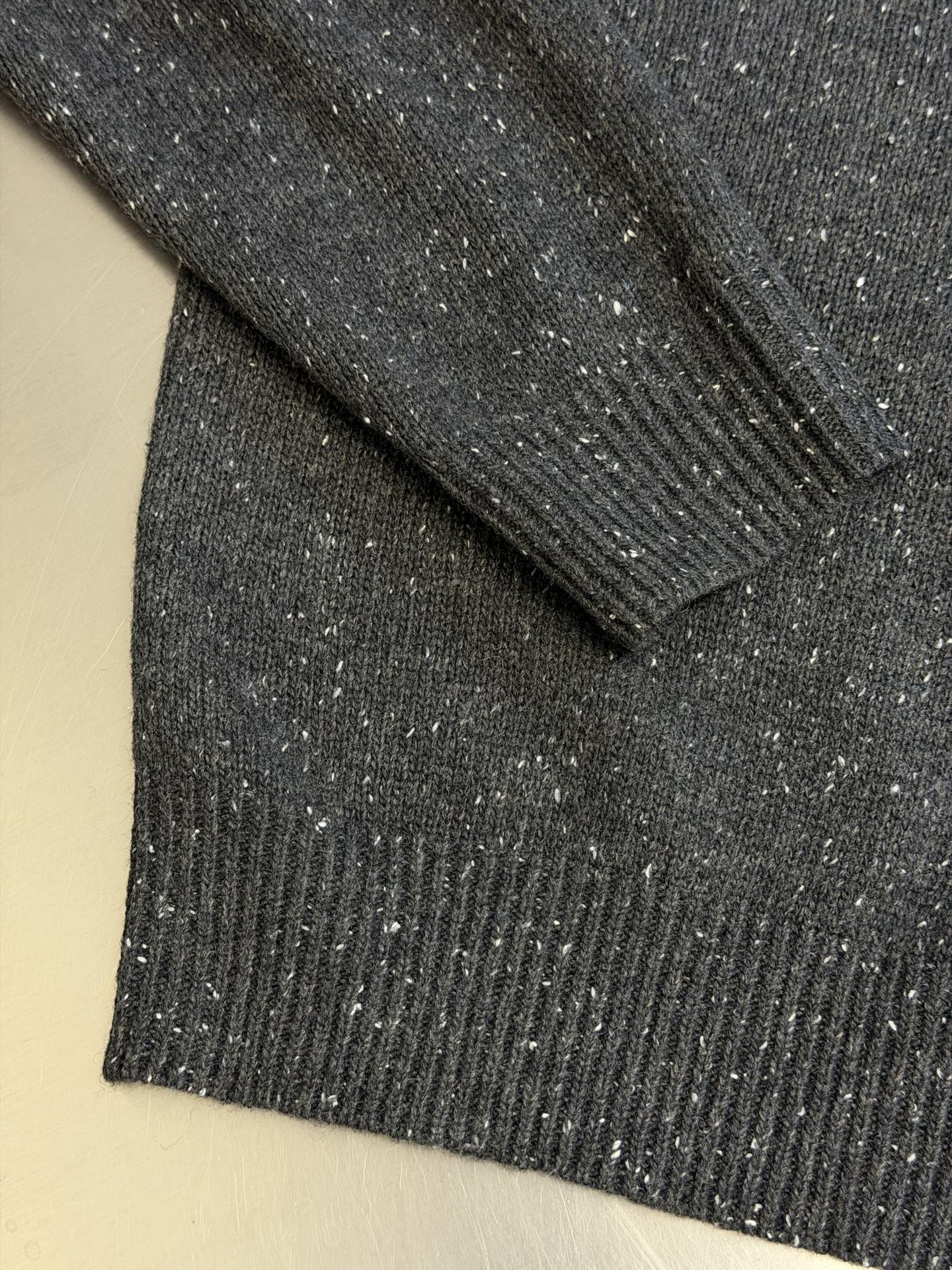 Dr embroidered mottled sweater Custom-woven star pebble cashmere, with meteorite pebbles covering the body, the fabric surface blends out the fine mottled texture, the fine star points are hidden in the suede surface, exuding subtle luxury light among the calm tones, the left chest is embellished with contrasting Dr embroidery, the dropped shoulder line is self-sufficient, and the high-density ribbing properly defines the edges of the body, hiding the unique softness and warmth of cashmere in the fabric fibers - Image 8