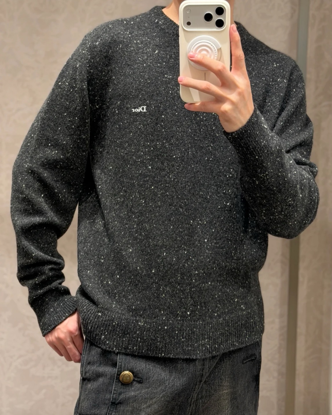 Dr embroidered mottled sweater Custom-woven star pebble cashmere, with meteorite pebbles covering the body, the fabric surface blends out the fine mottled texture, the fine star points are hidden in the suede surface, exuding subtle luxury light among the calm tones, the left chest is embellished with contrasting Dr embroidery, the dropped shoulder line is self-sufficient, and the high-density ribbing properly defines the edges of the body, hiding the unique softness and warmth of cashmere in the fabric fibers - Image 12