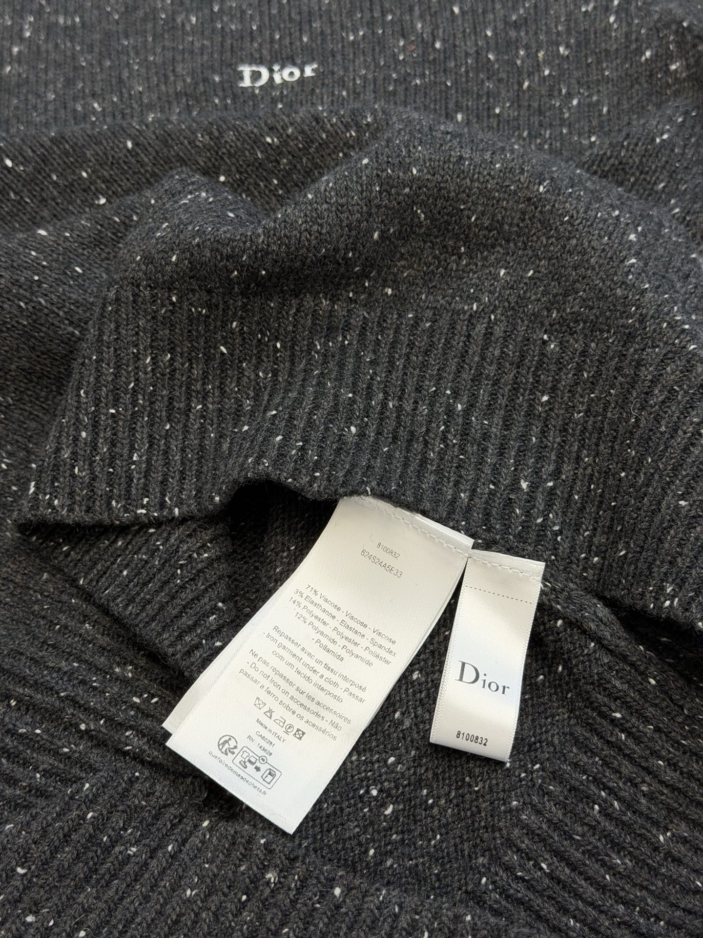 Dr embroidered mottled sweater Custom-woven star pebble cashmere, with meteorite pebbles covering the body, the fabric surface blends out the fine mottled texture, the fine star points are hidden in the suede surface, exuding subtle luxury light among the calm tones, the left chest is embellished with contrasting Dr embroidery, the dropped shoulder line is self-sufficient, and the high-density ribbing properly defines the edges of the body, hiding the unique softness and warmth of cashmere in the fabric fibers - Image 9