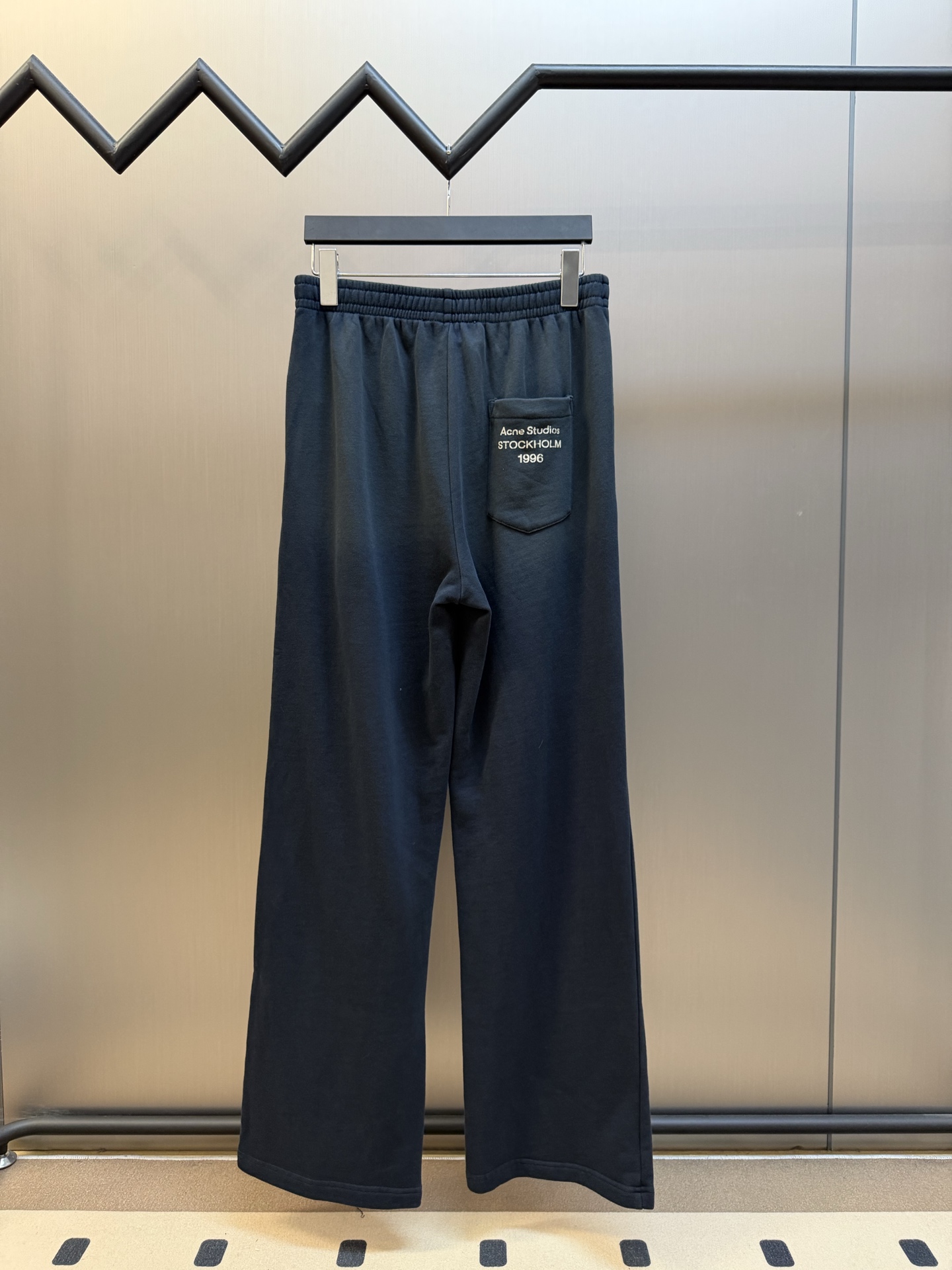 Ac Studios logo-print distressed trousers Customized Mu Heng cloud woven fleece, retro inkjet printing to create a hazy old texture, adjustable drawstring elastic waist, exquisite logo printing on the back pocket for a low-key touch, slightly wide straight trouser legs that stretch easily, and can be matched with the same series of jackets - Image 3