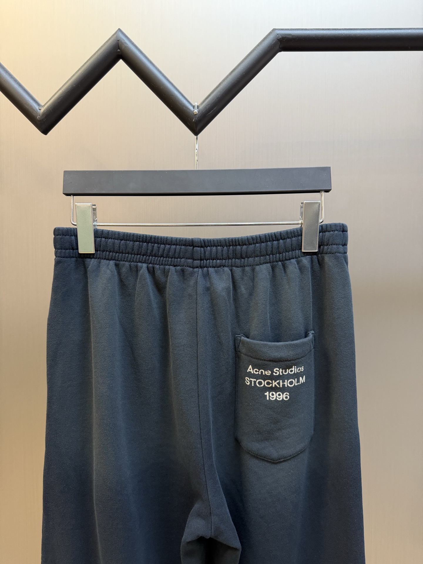Ac Studios logo-print distressed trousers Customized Mu Heng cloud woven fleece, retro inkjet printing to create a hazy old texture, adjustable drawstring elastic waist, exquisite logo printing on the back pocket for a low-key touch, slightly wide straight trouser legs that stretch easily, and can be matched with the same series of jackets - Image 4