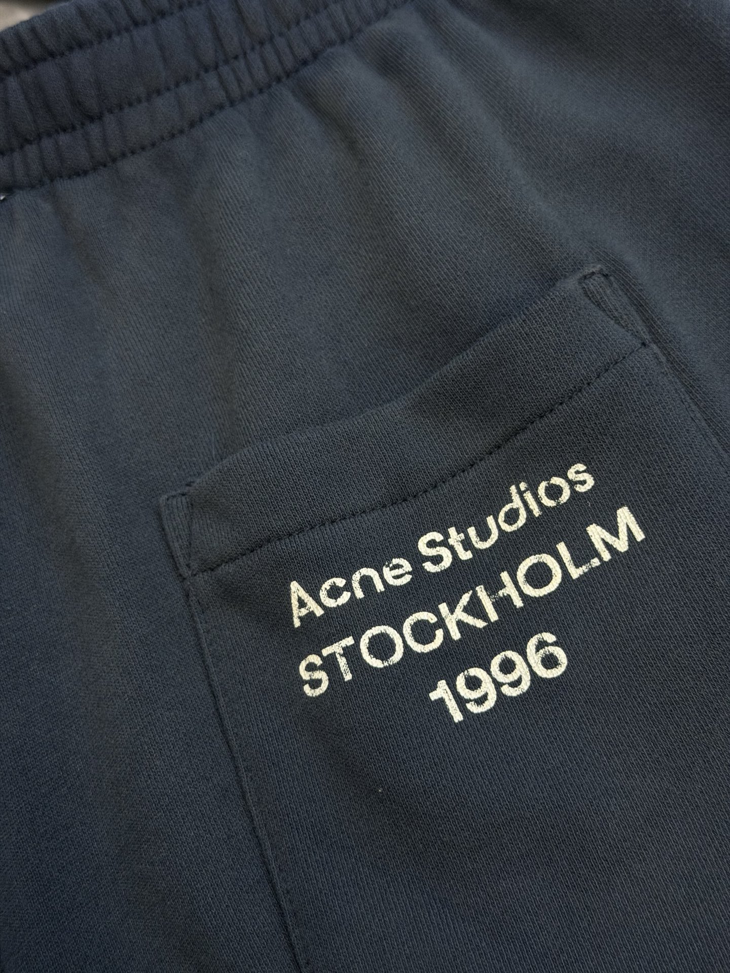 Ac Studios logo-print distressed trousers Customized Mu Heng cloud woven fleece, retro inkjet printing to create a hazy old texture, adjustable drawstring elastic waist, exquisite logo printing on the back pocket for a low-key touch, slightly wide straight trouser legs that stretch easily, and can be matched with the same series of jackets - Image 8