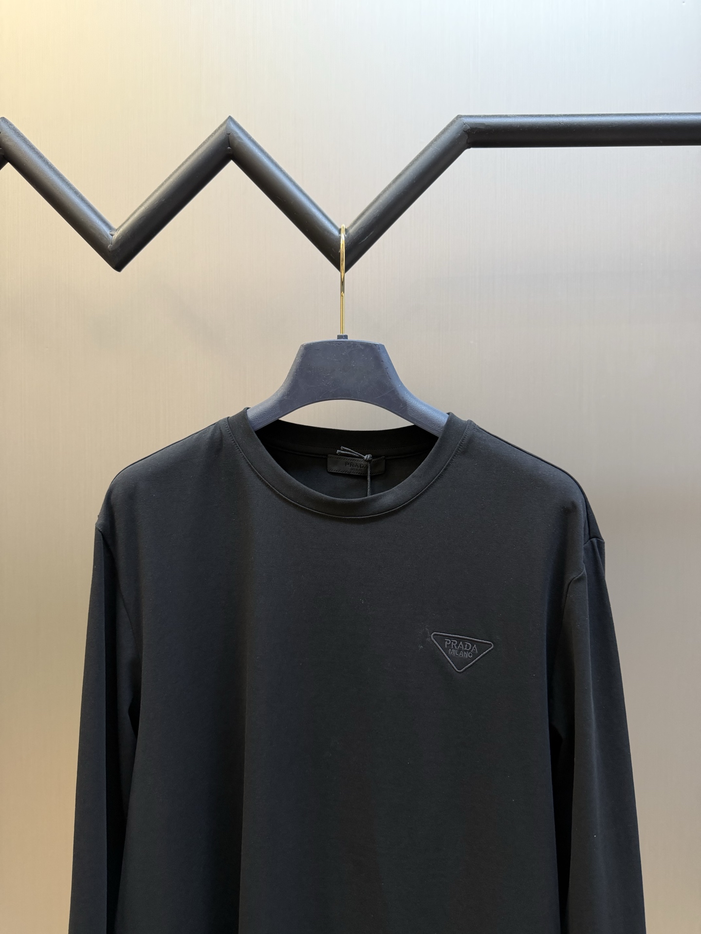 Pd embroidered stretch cotton long-sleeved T-shirt Selected 92% cotton + 8% spandex blended fabric, the cotton material brings a delicate and soft cloth texture, which is skin-friendly, breathable, and not easy to get stuffy and sweaty; combined with an appropriate amount of spandex, it gives the fabric just the right amount of resilience, allowing it to stretch without being tight and move without restriction.