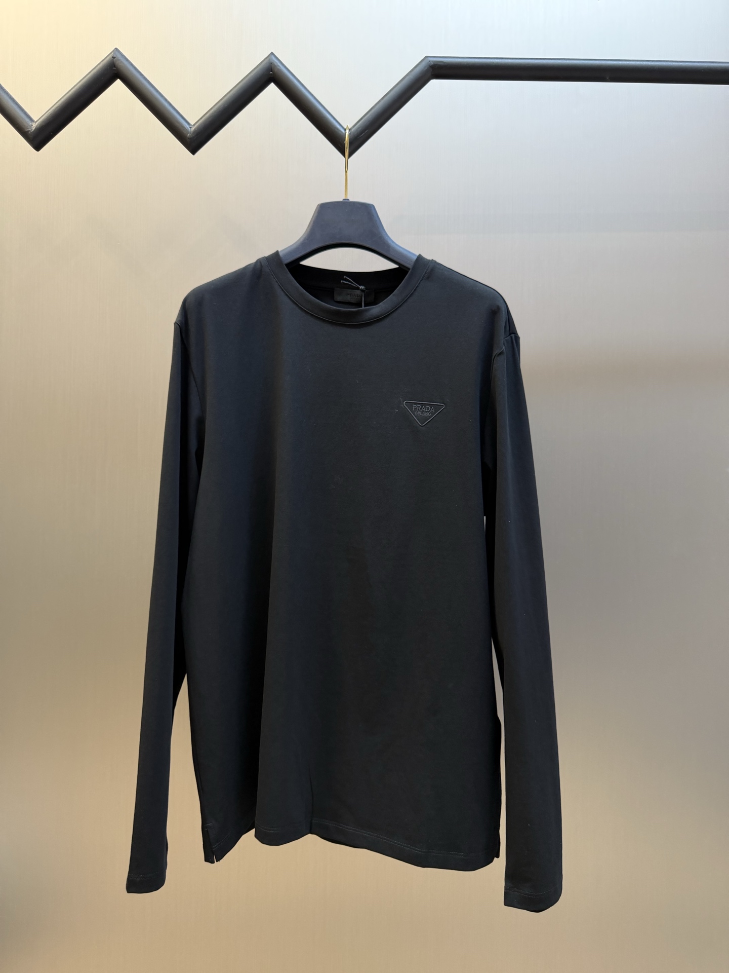 Pd embroidered stretch cotton long-sleeved T-shirt Selected 92% cotton + 8% spandex blended fabric, the cotton material brings a delicate and soft cloth texture, which is skin-friendly, breathable, and not easy to get stuffy and sweaty; combined with an appropriate amount of spandex, it gives the fabric just the right amount of resilience, allowing it to stretch without being tight and move without restriction. - Image 3
