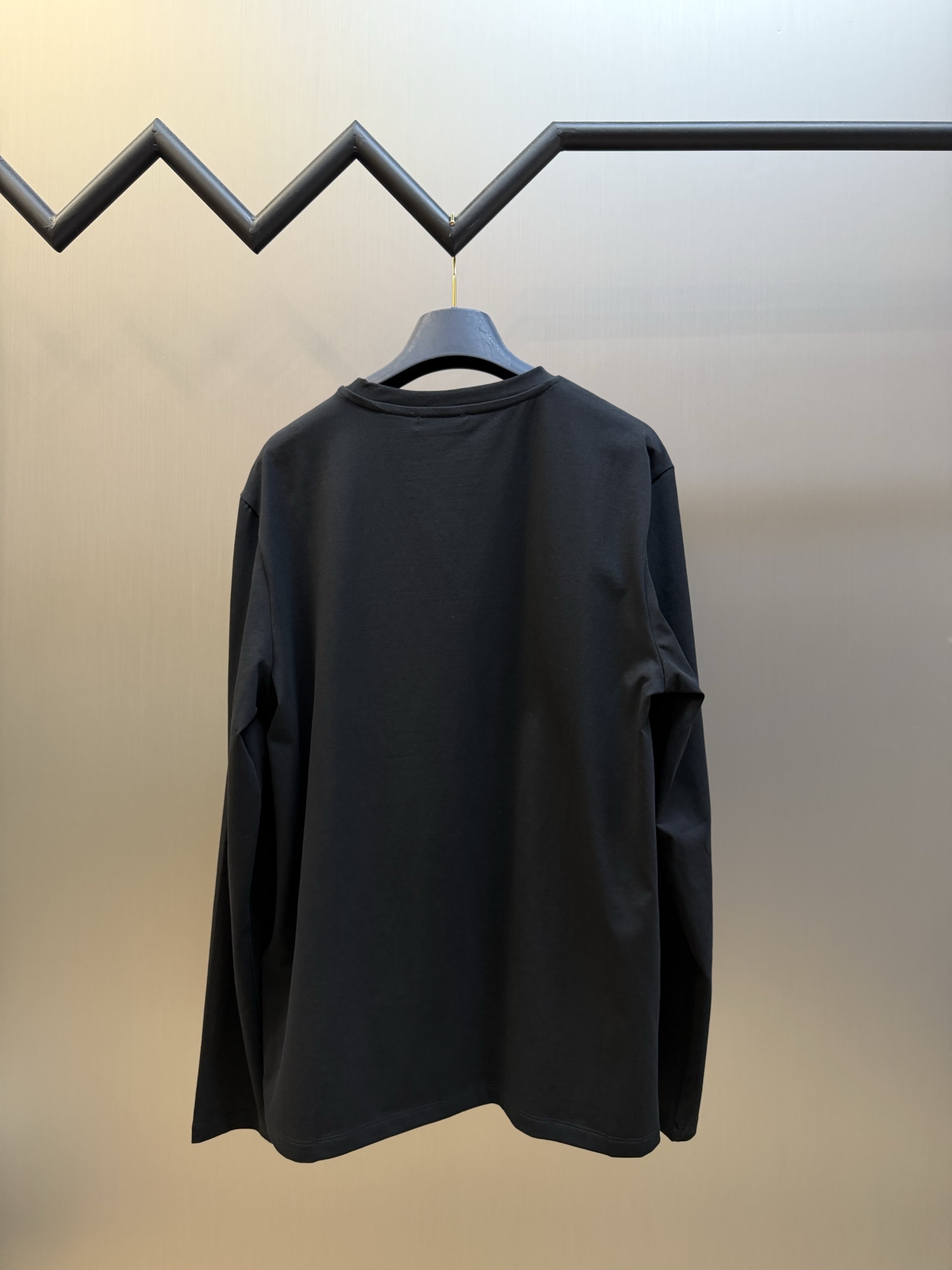 Pd embroidered stretch cotton long-sleeved T-shirt Selected 92% cotton + 8% spandex blended fabric, the cotton material brings a delicate and soft cloth texture, which is skin-friendly, breathable, and not easy to get stuffy and sweaty; combined with an appropriate amount of spandex, it gives the fabric just the right amount of resilience, allowing it to stretch without being tight and move without restriction. - Image 4
