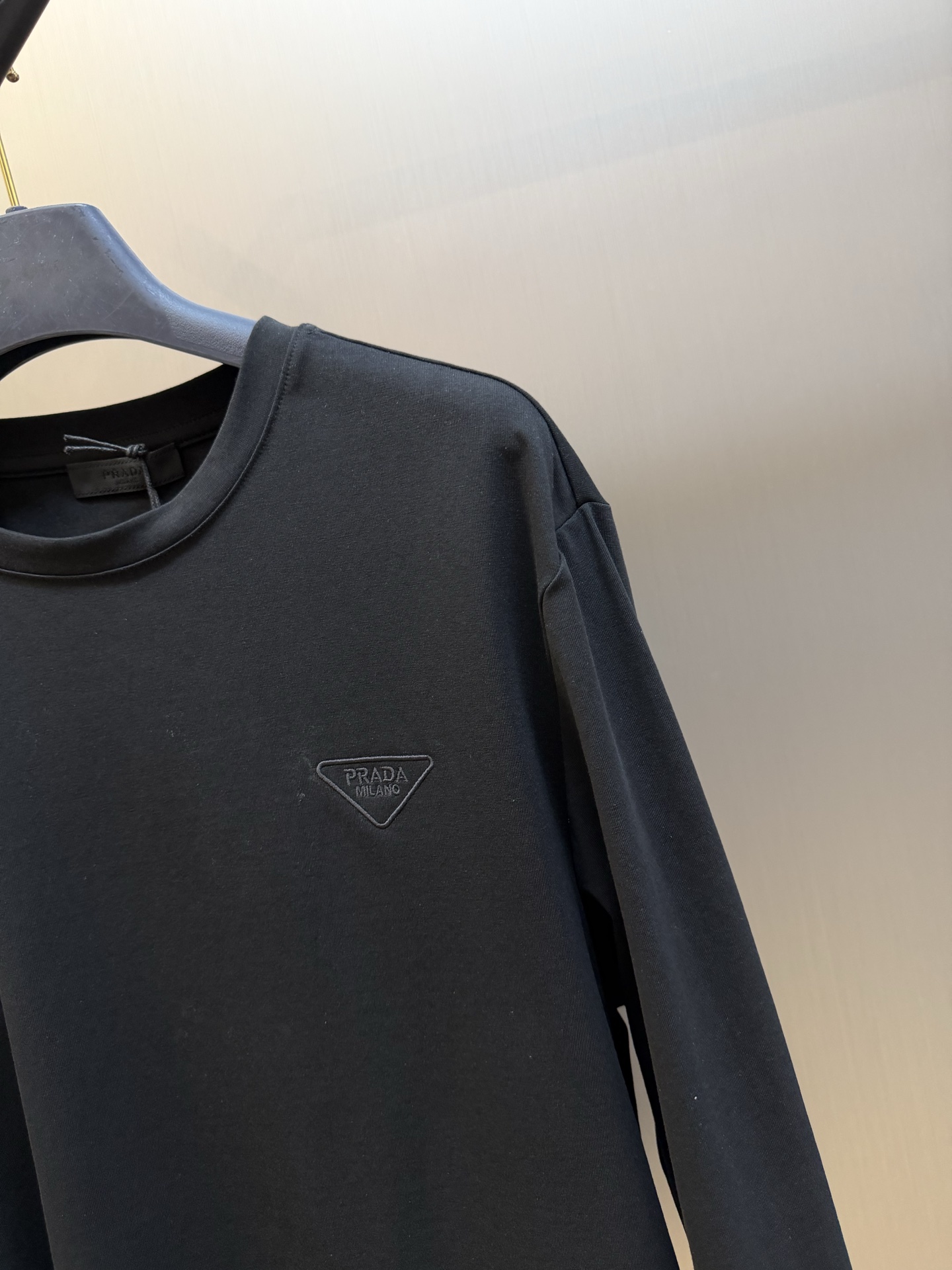 Pd embroidered stretch cotton long-sleeved T-shirt Selected 92% cotton + 8% spandex blended fabric, the cotton material brings a delicate and soft cloth texture, which is skin-friendly, breathable, and not easy to get stuffy and sweaty; combined with an appropriate amount of spandex, it gives the fabric just the right amount of resilience, allowing it to stretch without being tight and move without restriction. - Image 2